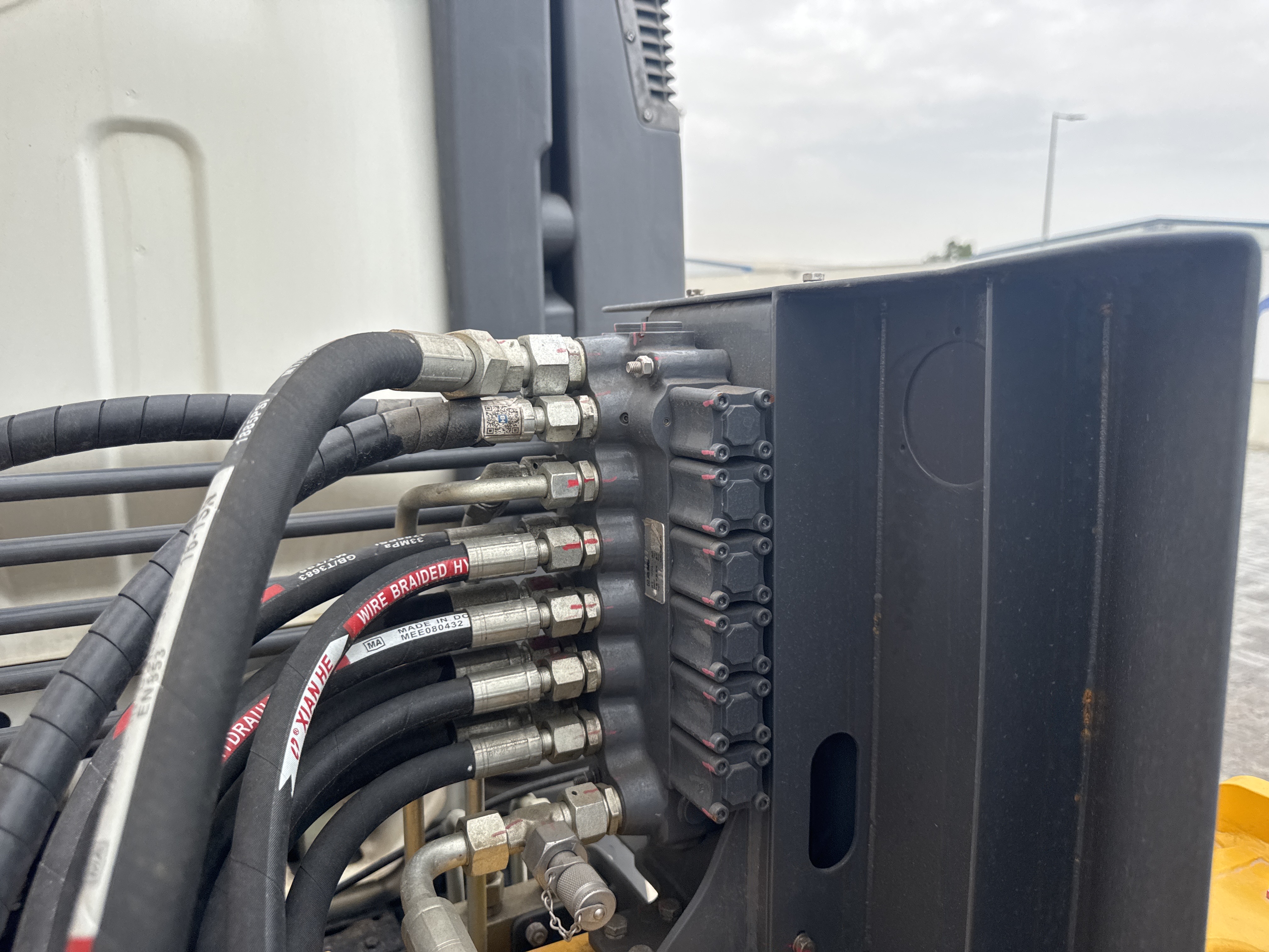 BTC-002-XCMG-SQS125-Boom-truck-cranes-inspection-Hydraulics-Main-control-valve-(MCV)-1