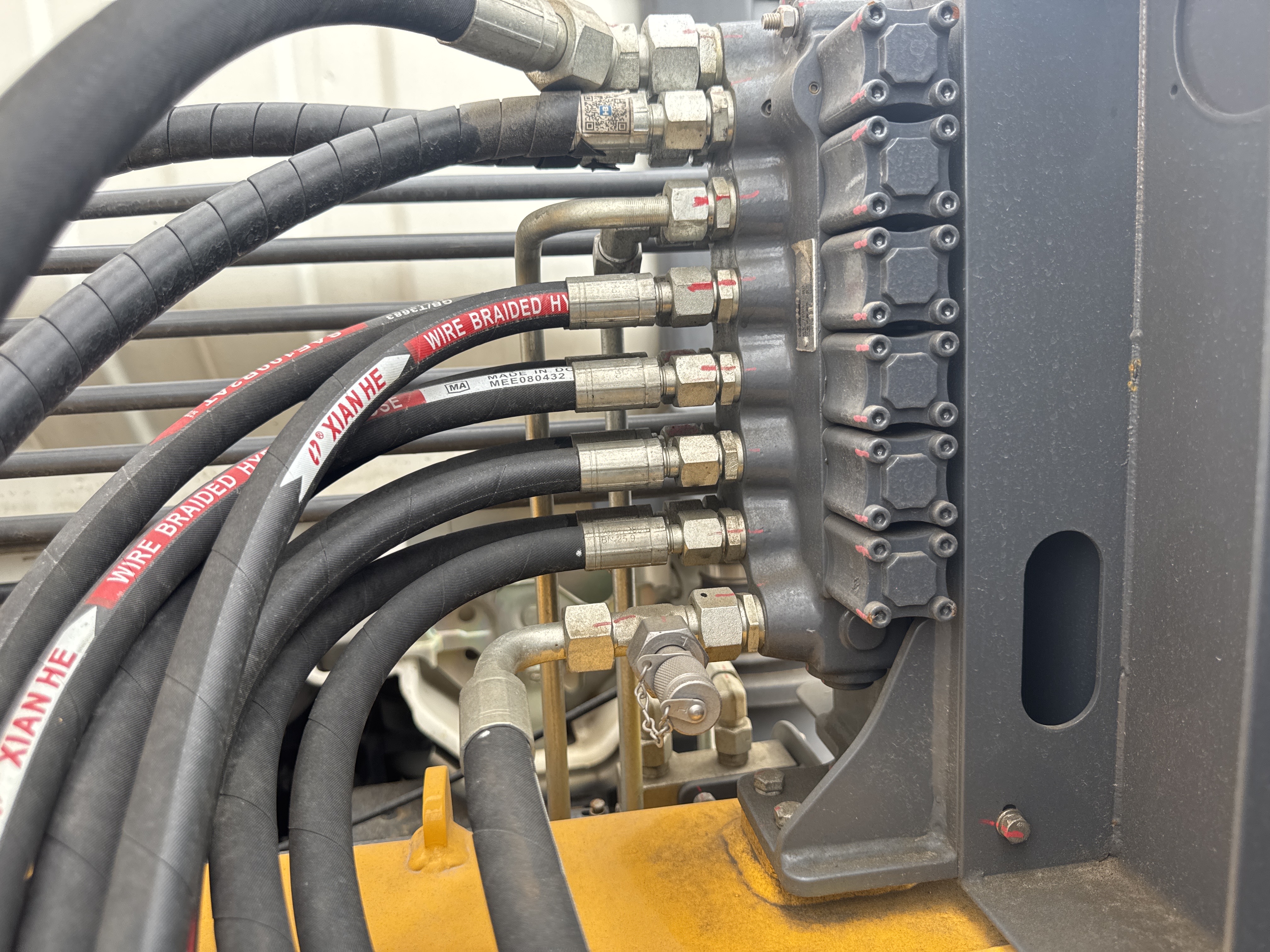 BTC-002-XCMG-SQS125-Boom-truck-cranes-inspection-Hydraulics-Main-control-valve-(MCV)-1