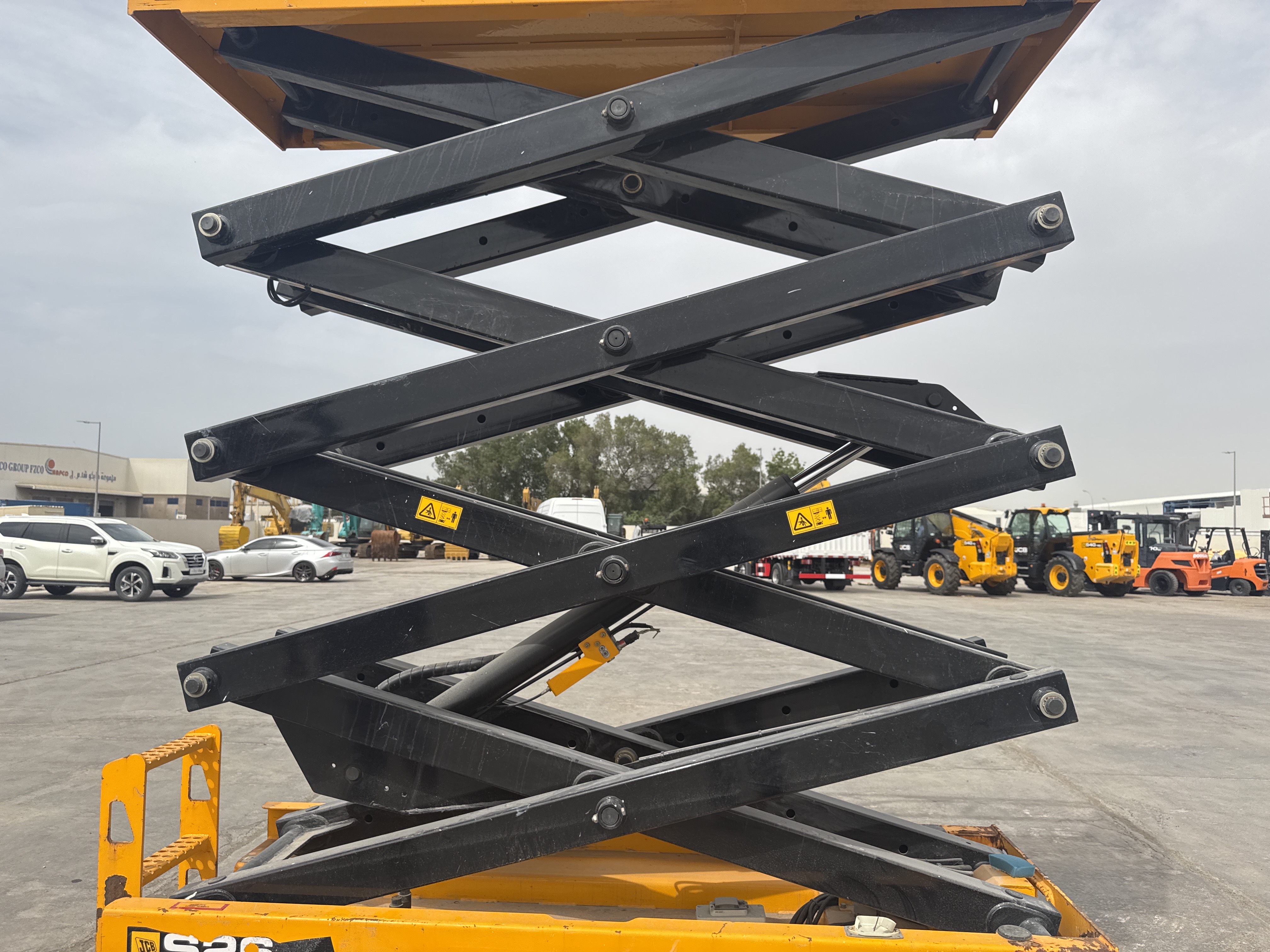SLA-024-جي-سي-بي-S2632E-رافعات-مقصية-فحص-الهيكل-الأذرع-المقصية-1