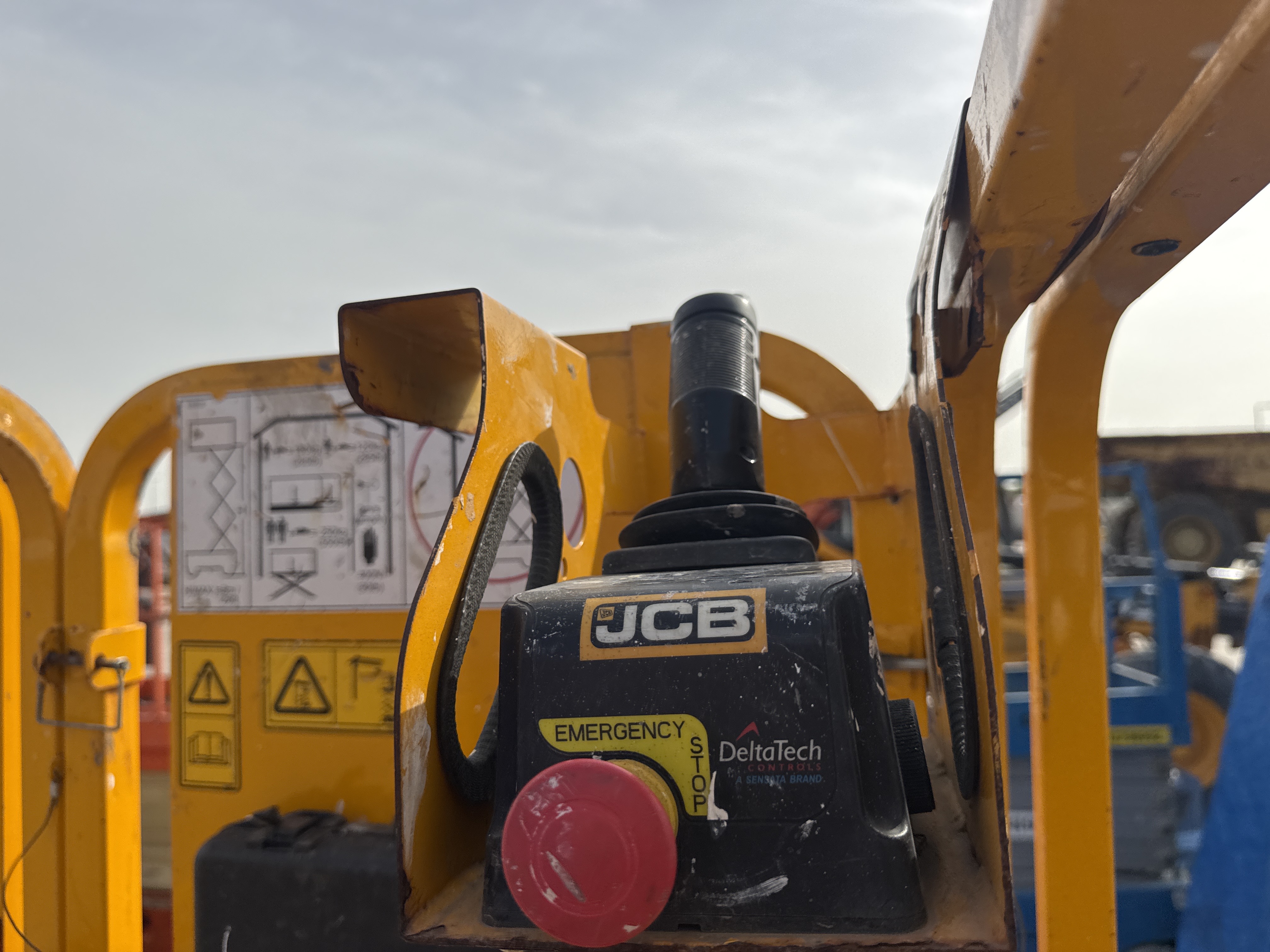 SLA-025-جي-سي-بي-S2632E-رافعات-مقصية-فحص-الكابينة-التحكم-في-المنصة-1