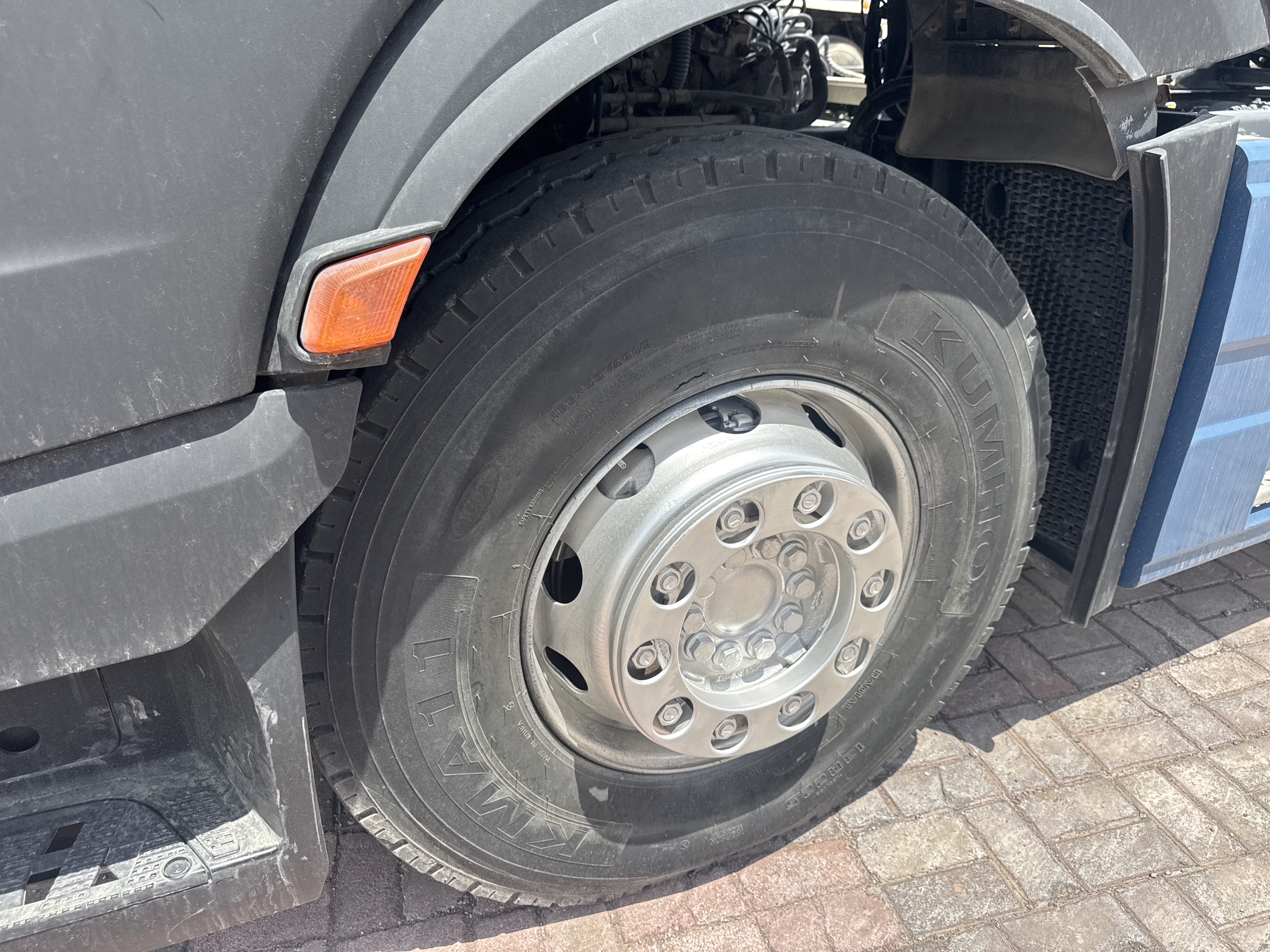 PMT-004-Mercedes-Benz-Actros-1845-Trailer-trucks-inspection-Chassis-Left-front-tire-/-wheel-hub---condition-1