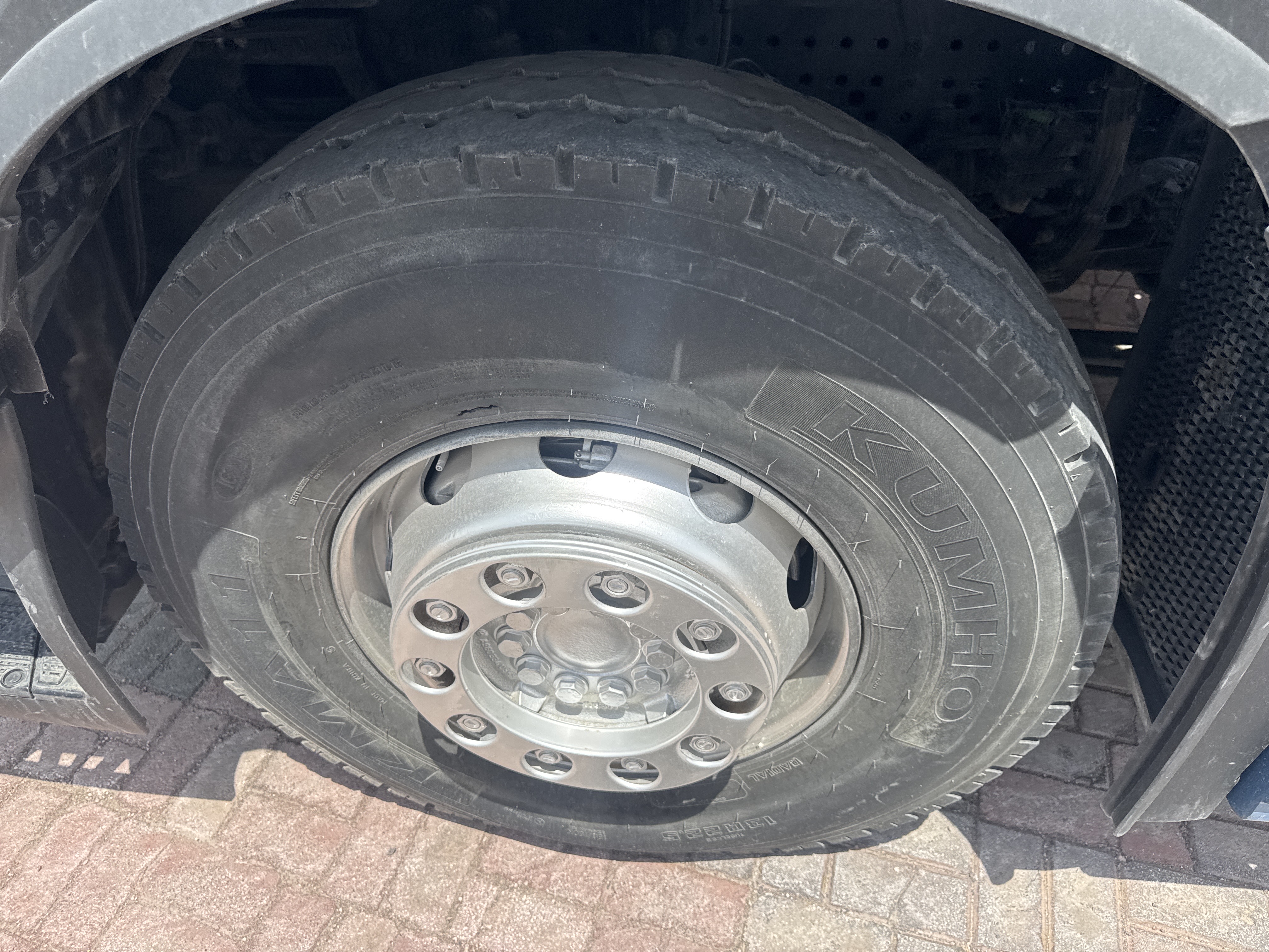 PMT-004-Mercedes-Benz-Actros-1845-Trailer-trucks-inspection-Chassis-Left-front-tire-/-wheel-hub---condition-1