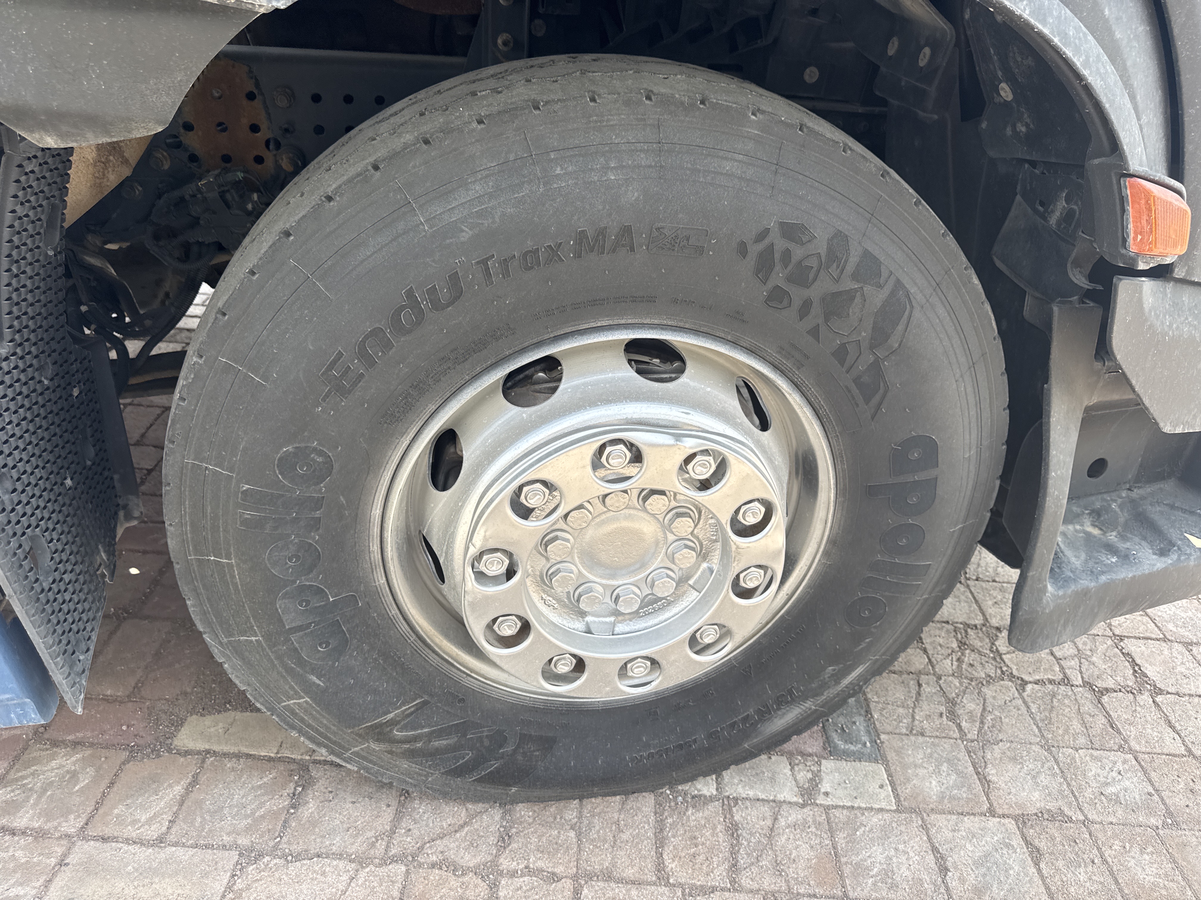 PMT-004-Mercedes-Benz-Actros-1845-Trailer-trucks-inspection-Chassis-Right-front-tire-/-wheel-hub---condition-1