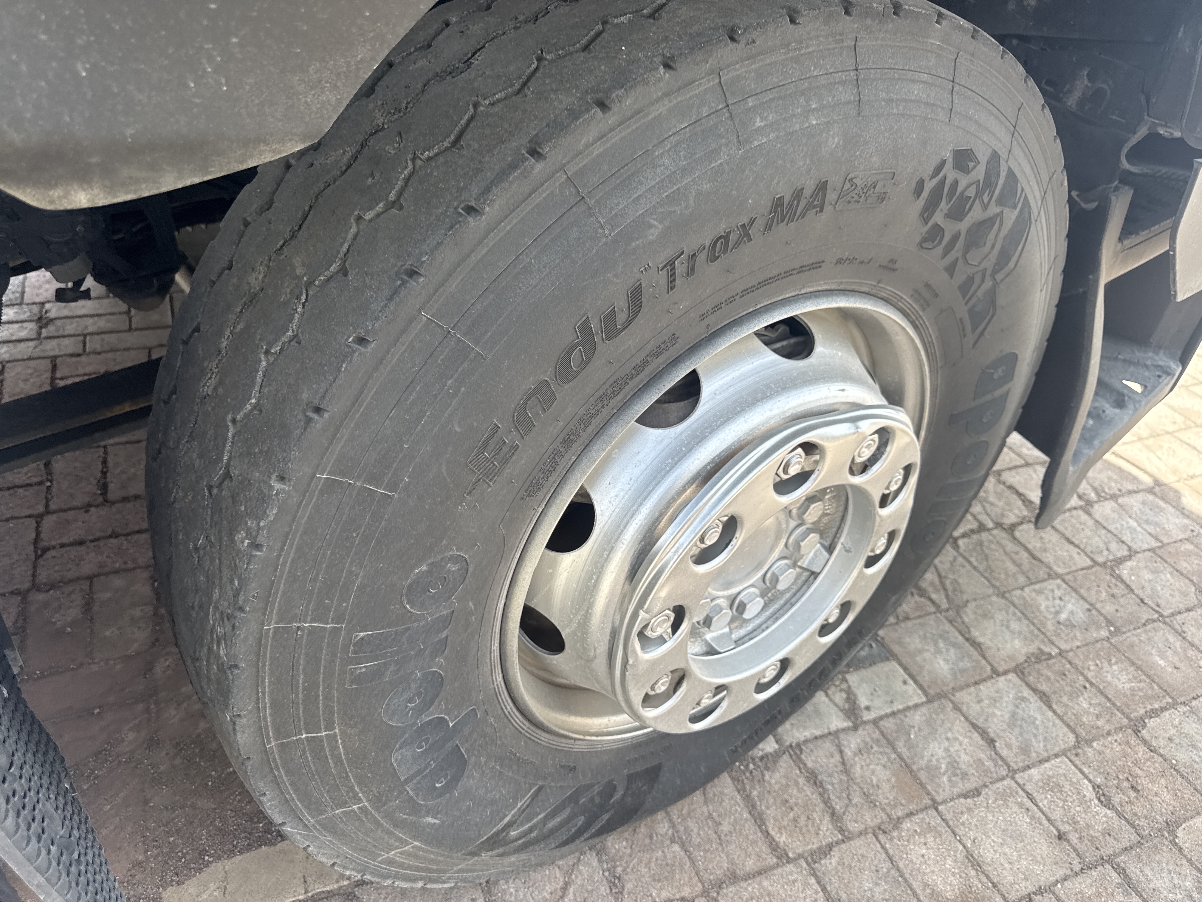 PMT-004-Mercedes-Benz-Actros-1845-Trailer-trucks-inspection-Chassis-Right-front-tire-/-wheel-hub---condition-1