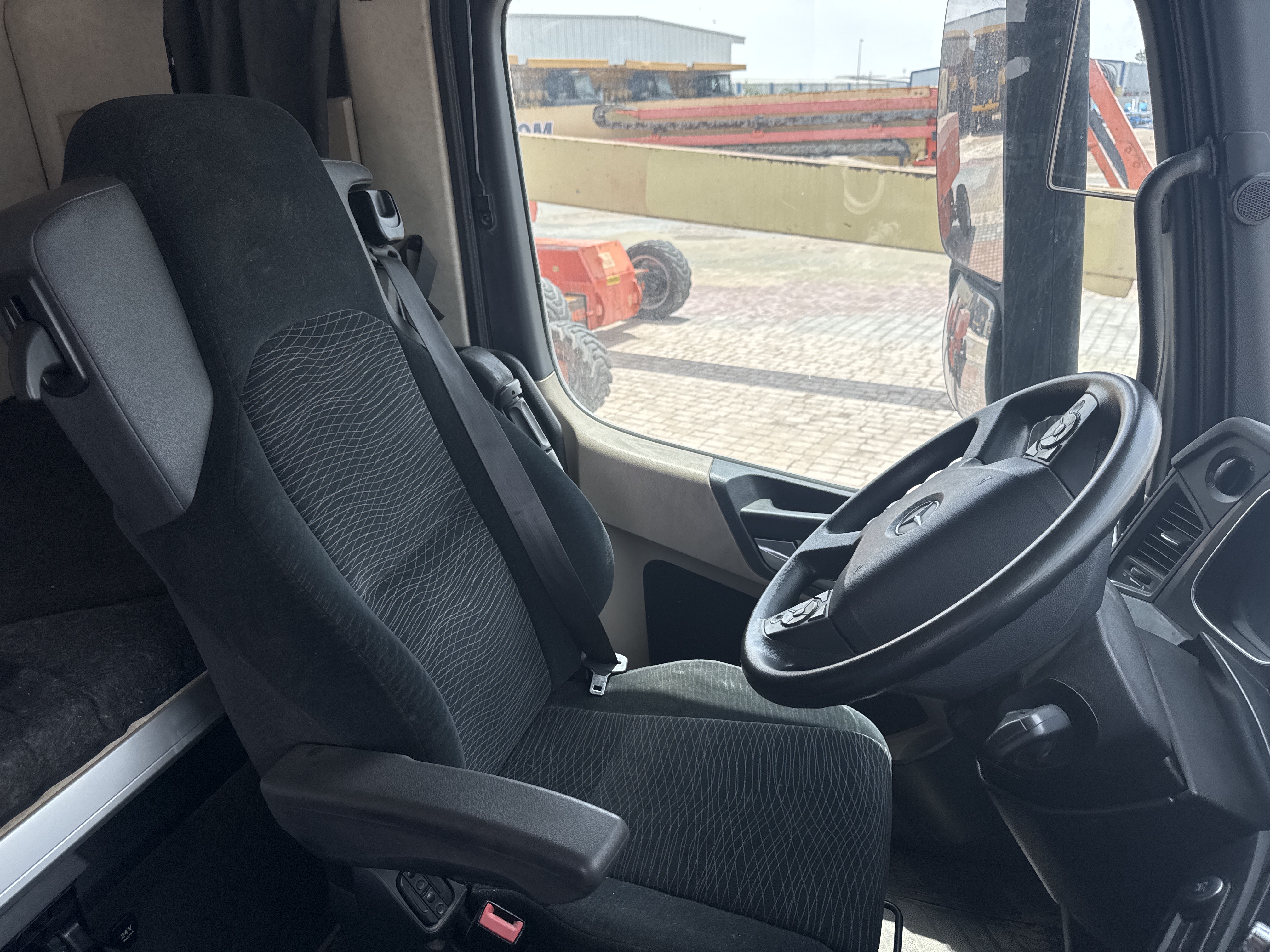 PMT-004-Mercedes-Benz-Actros-1845-Trailer-trucks-inspection-Cabin-Seats/armrests-1
