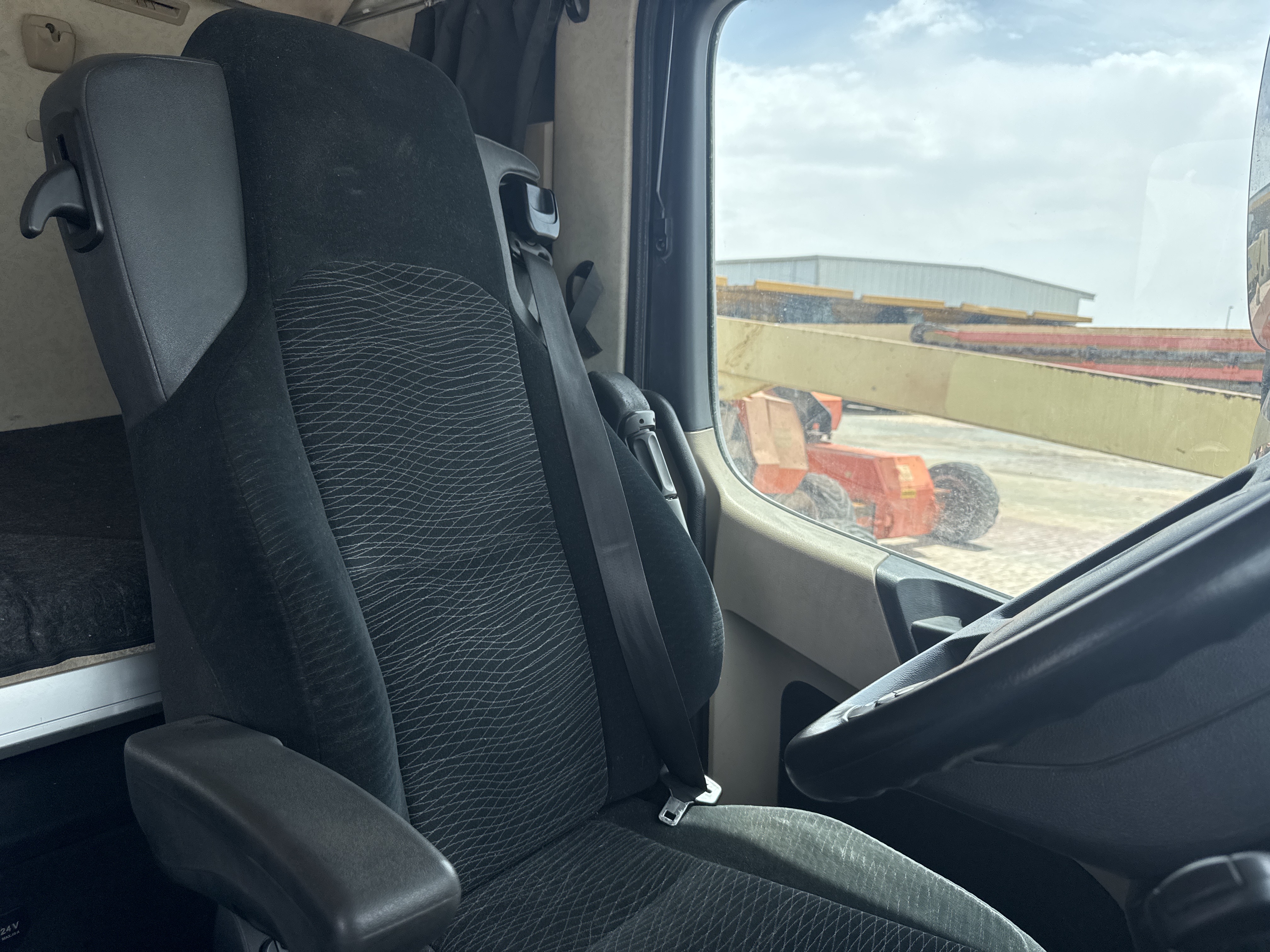 PMT-004-Mercedes-Benz-Actros-1845-Trailer-trucks-inspection-Cabin-Seats/armrests-1