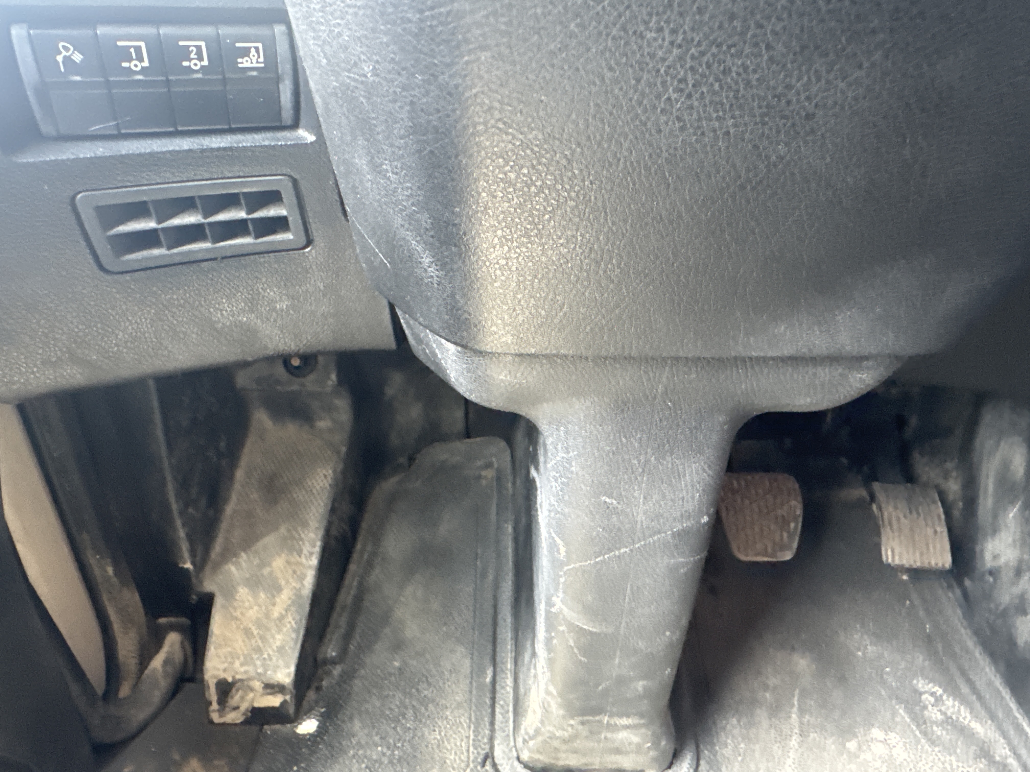 PMT-004-Mercedes-Benz-Actros-1845-Trailer-trucks-inspection-Cabin-Pedals-1