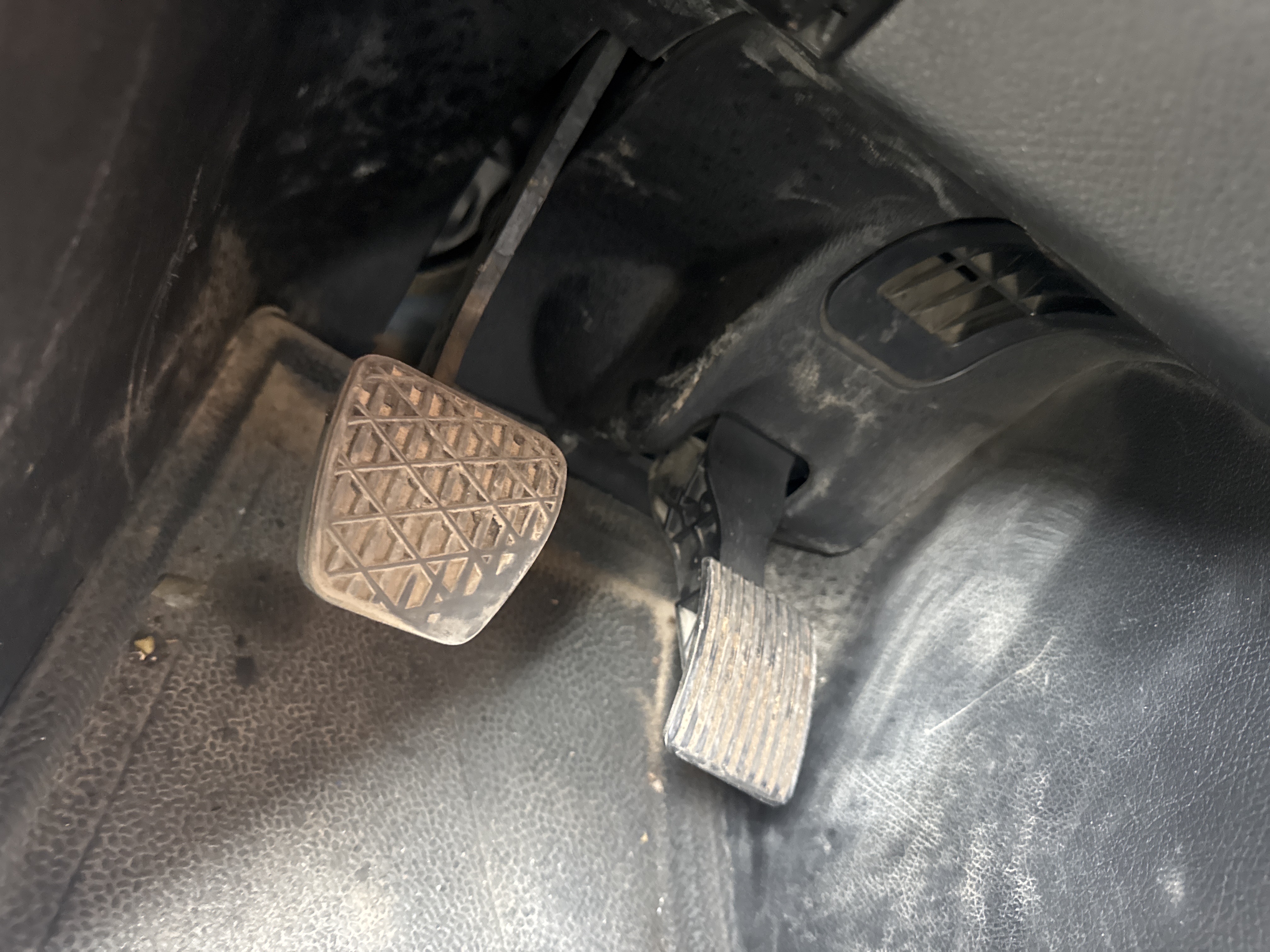 PMT-004-Mercedes-Benz-Actros-1845-Trailer-trucks-inspection-Cabin-Pedals-1