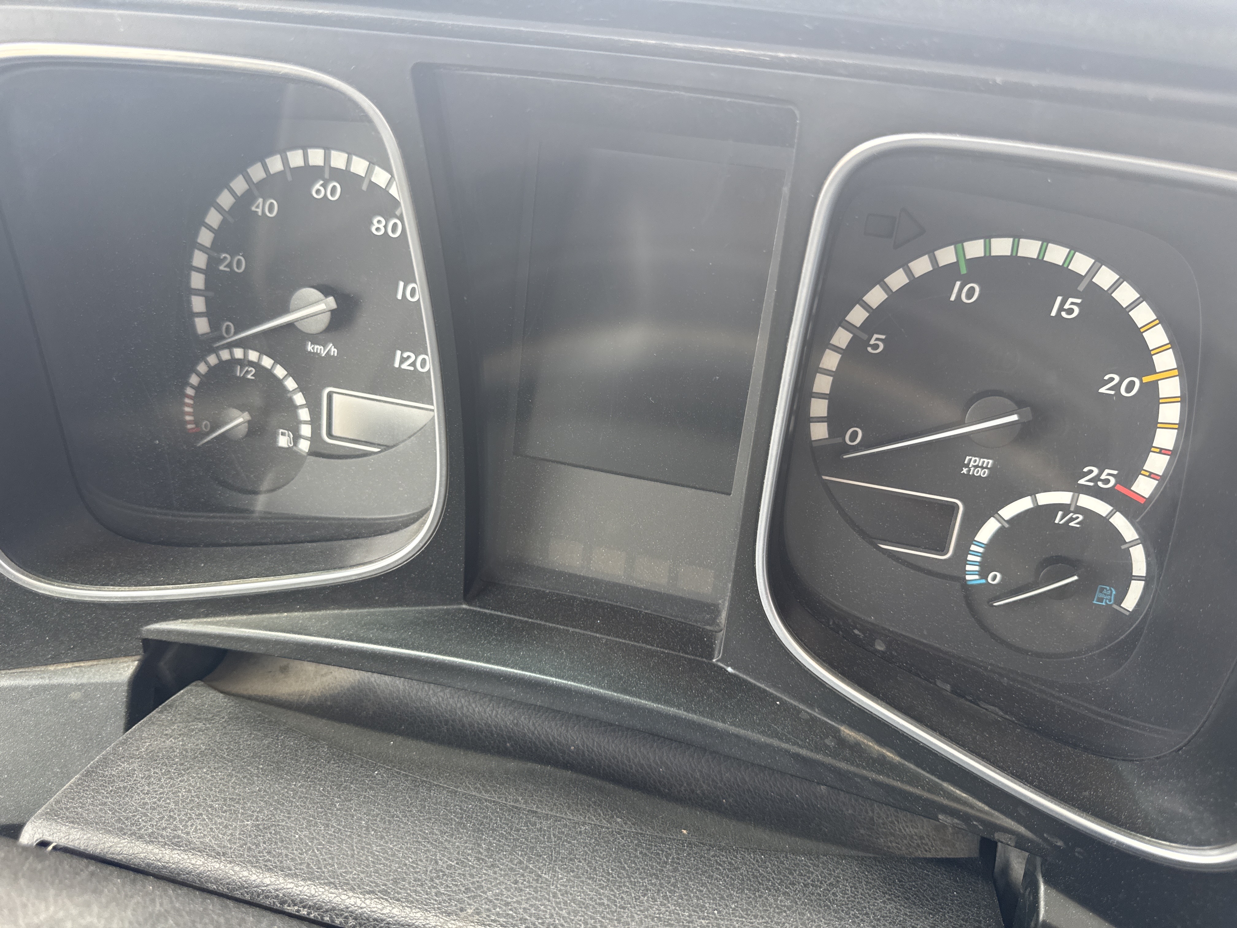 PMT-004-Mercedes-Benz-Actros-1845-Trailer-trucks-inspection-Cabin-Instrument-cluster-1