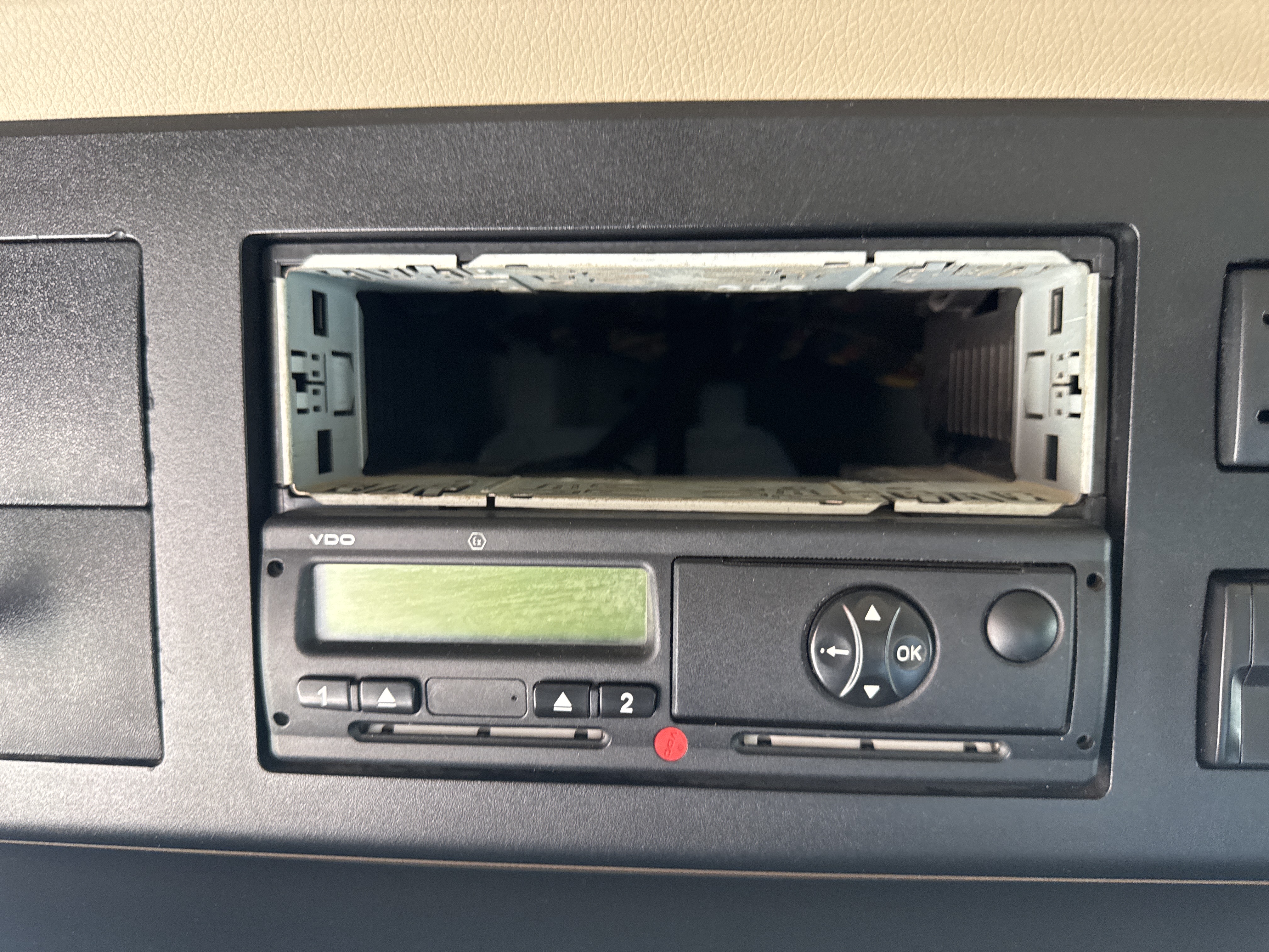 PMT-004-Mercedes-Benz-Actros-1845-Trailer-trucks-inspection-Cabin-Radio-1