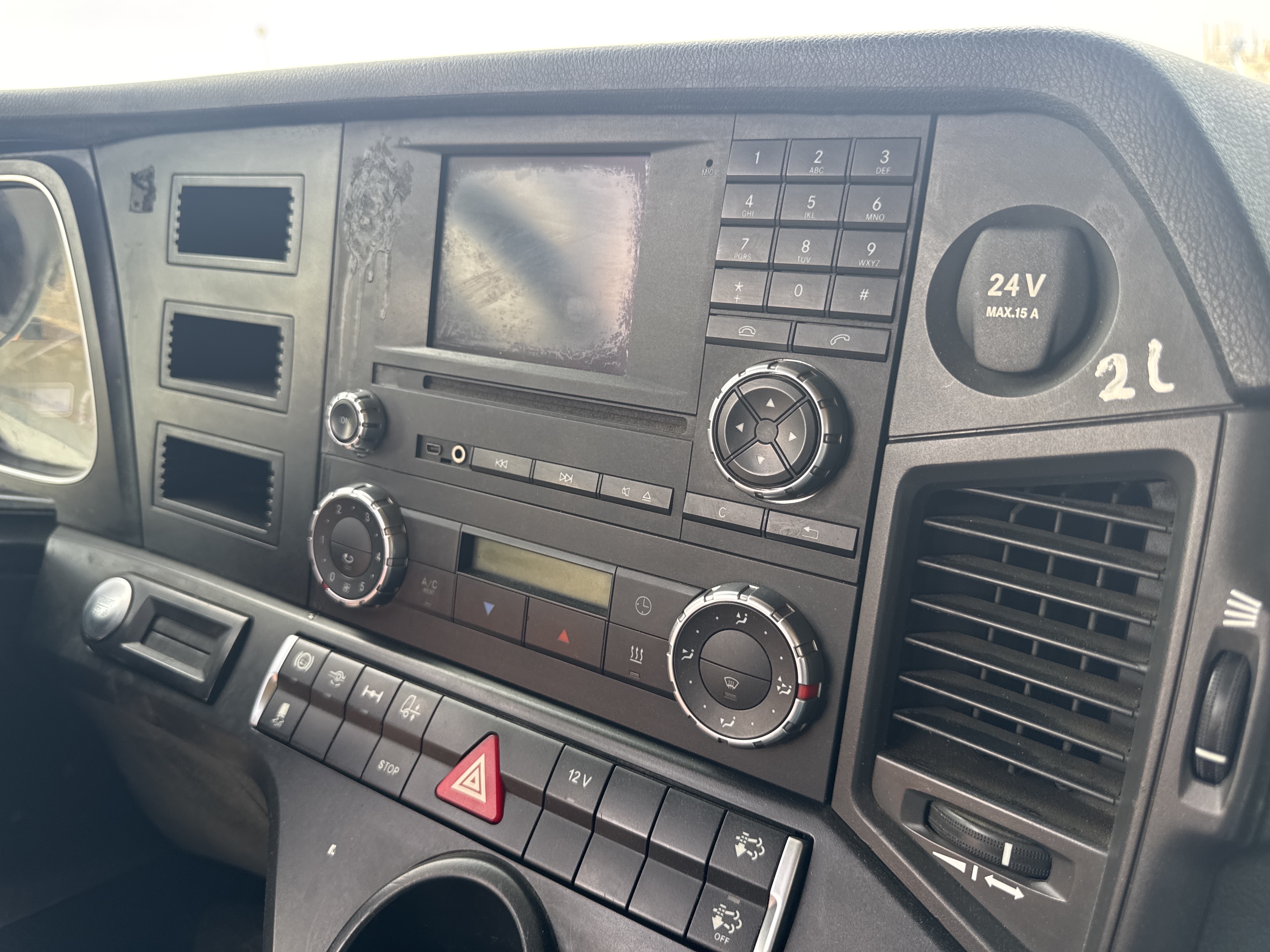 PMT-004-Mercedes-Benz-Actros-1845-Trailer-trucks-inspection-Cabin-Electronic-instrument-board-1