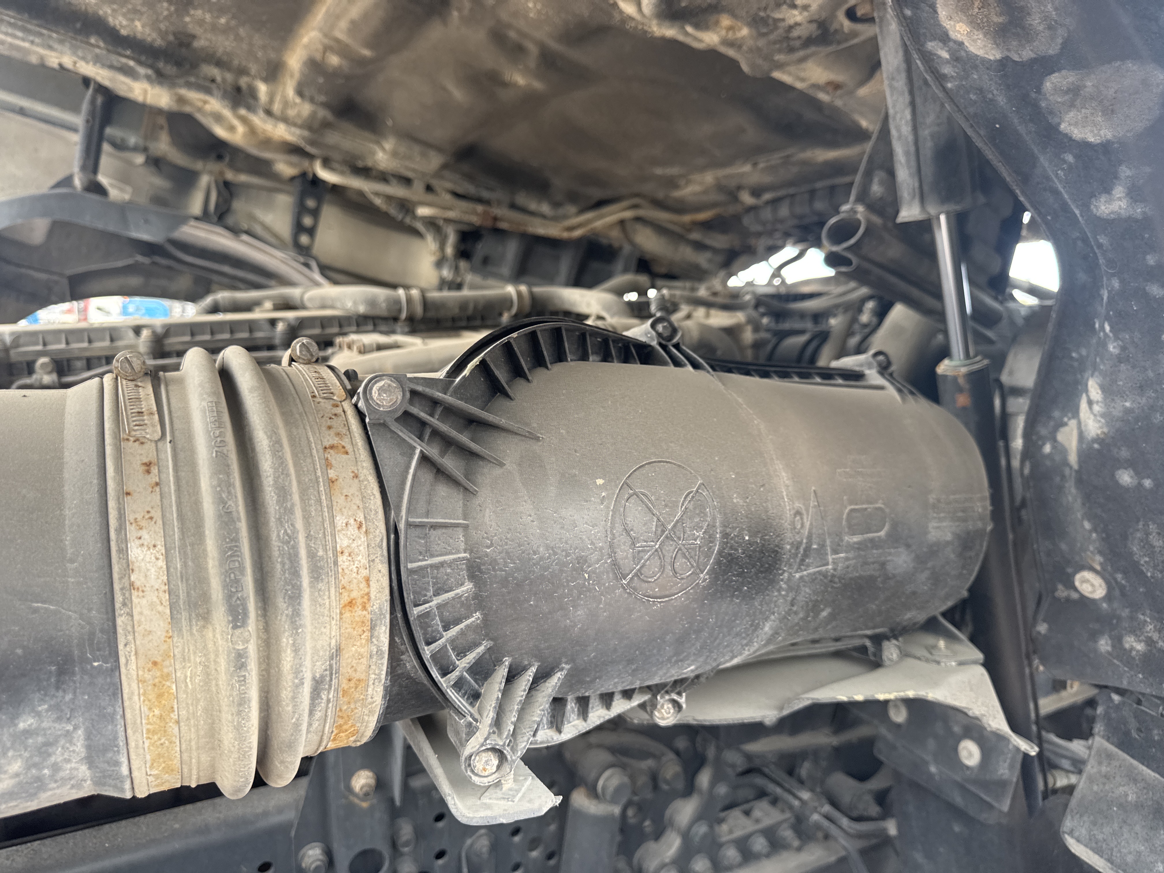 PMT-004-Mercedes-Benz-Actros-1845-Trailer-trucks-inspection-Engine-Air-intake-system-1