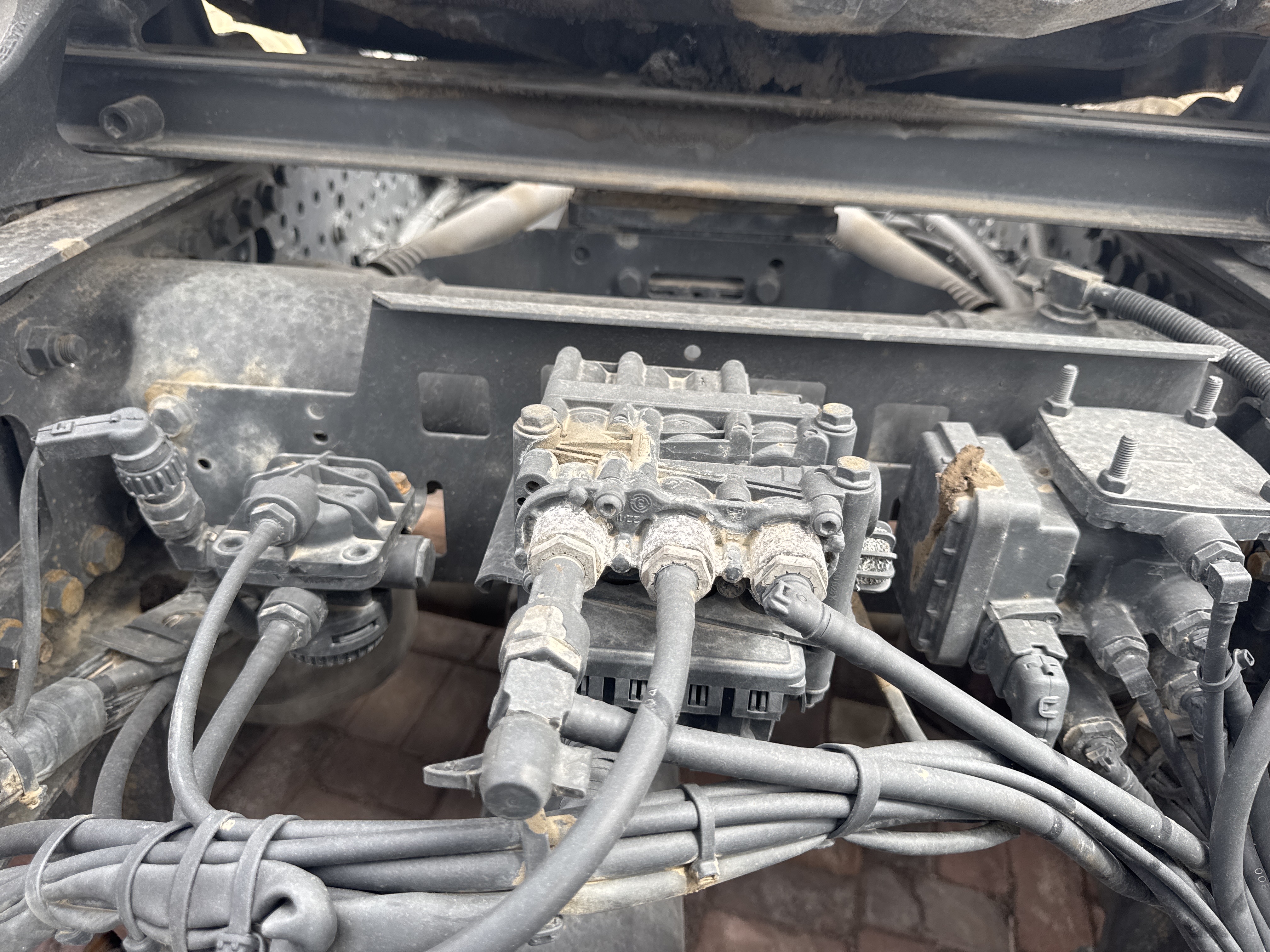 PMT-004-Mercedes-Benz-Actros-1845-Trailer-trucks-inspection-Pneumatics-Air-lines-and-hoses-1