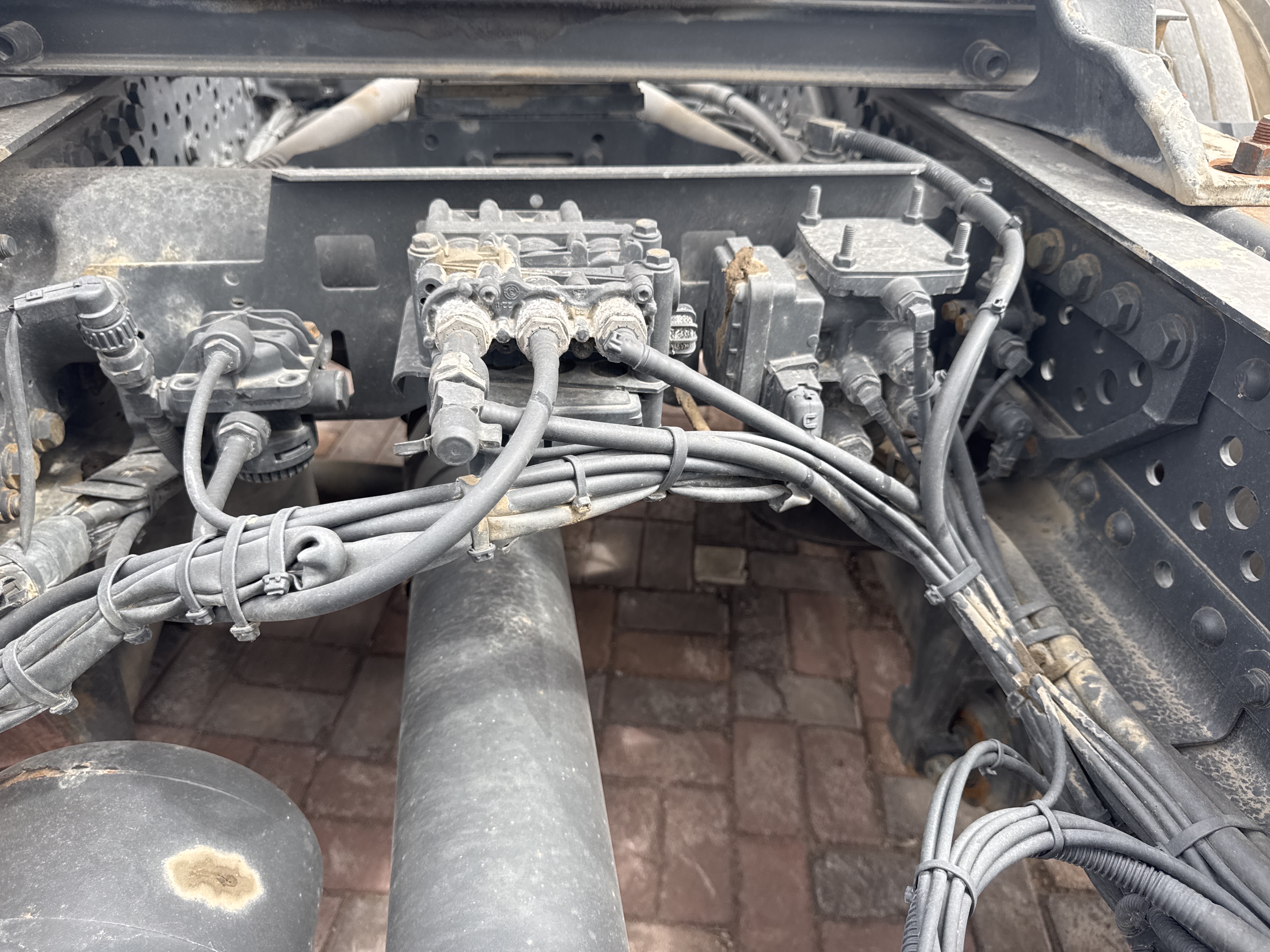PMT-004-Mercedes-Benz-Actros-1845-Trailer-trucks-inspection-Pneumatics-Air-lines-and-hoses-1