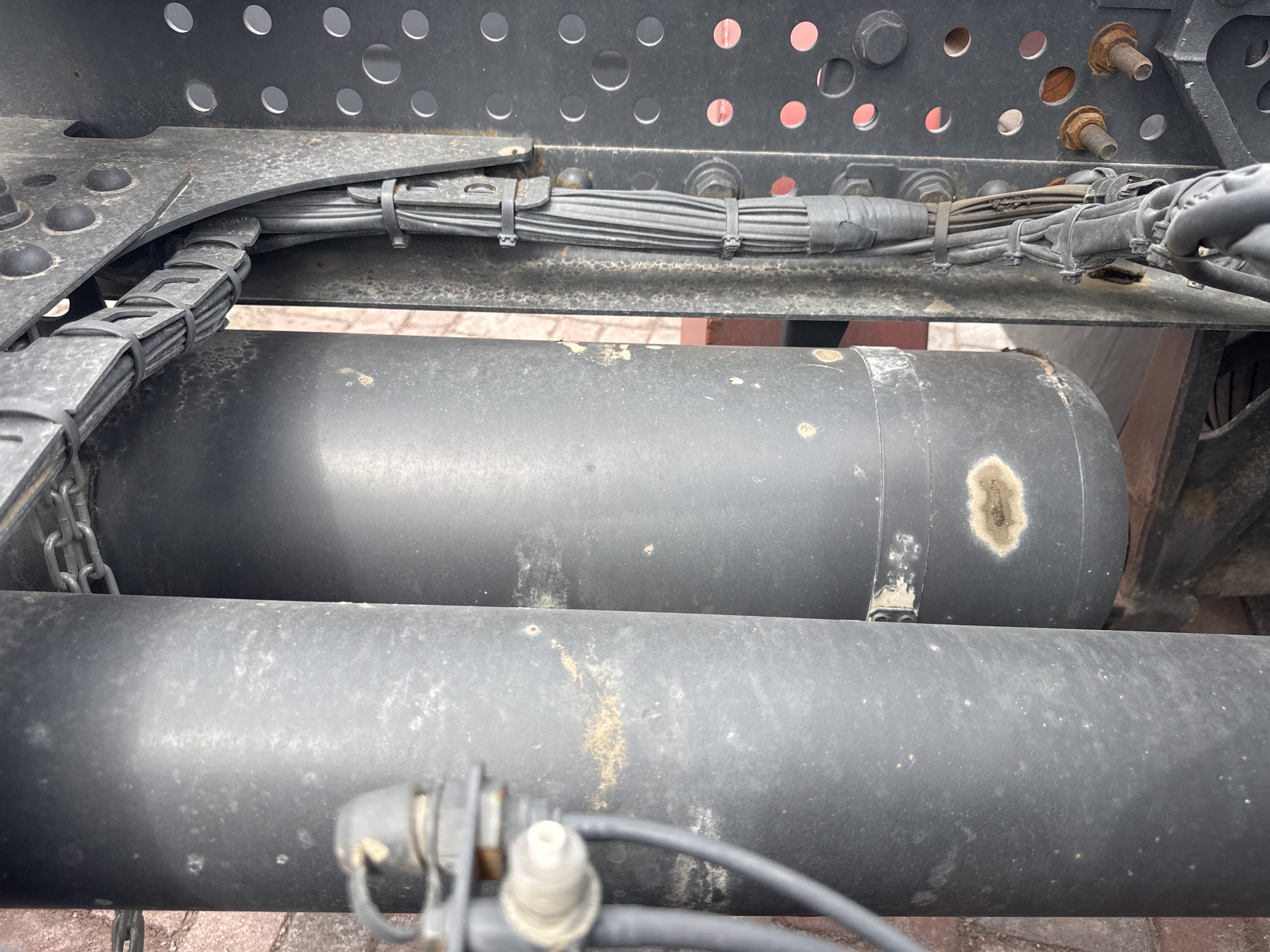 PMT-004-Mercedes-Benz-Actros-1845-Trailer-trucks-inspection-Pneumatics-Air-reservoir-tank-1
