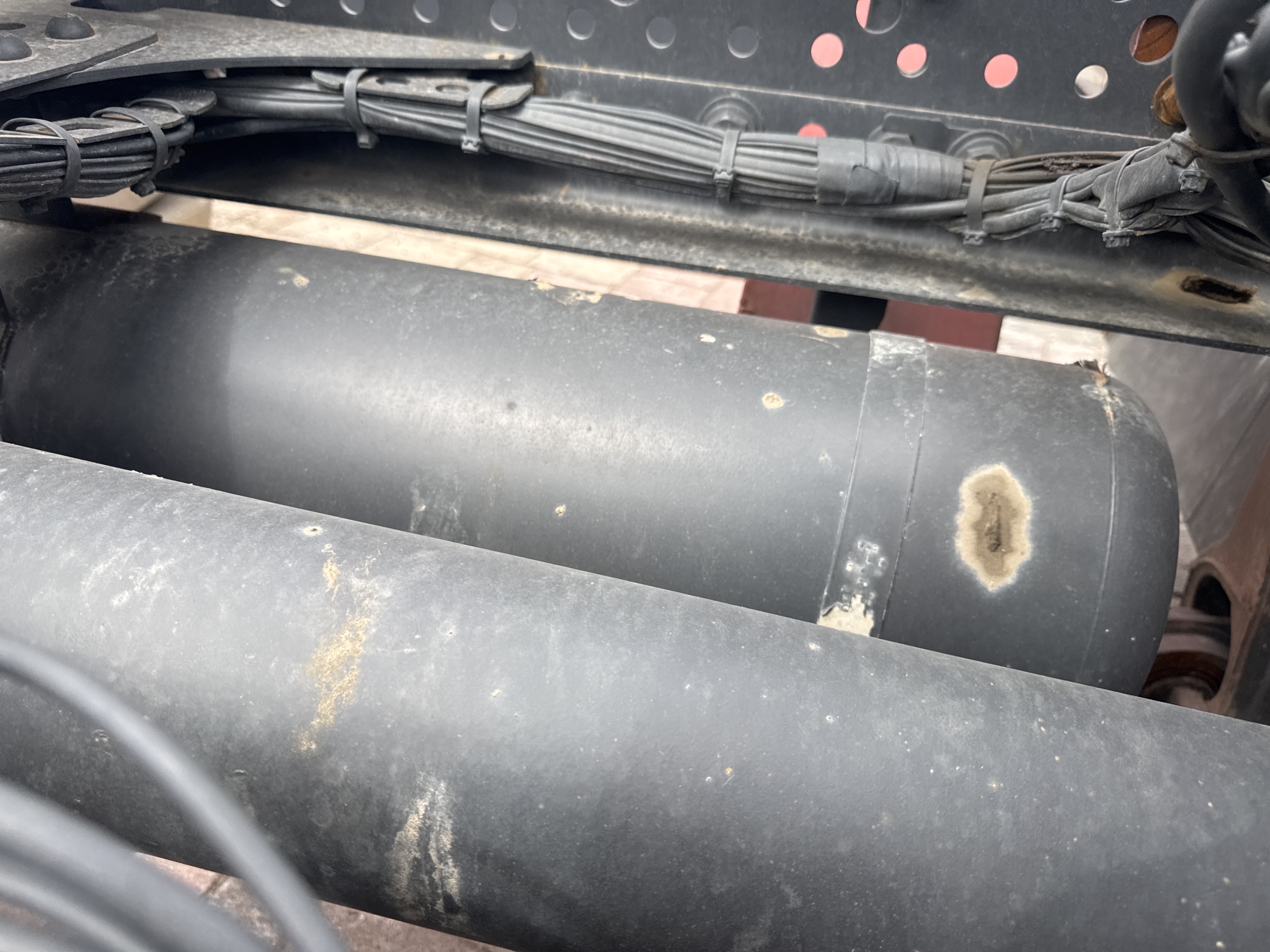 PMT-004-Mercedes-Benz-Actros-1845-Trailer-trucks-inspection-Pneumatics-Air-reservoir-tank-1