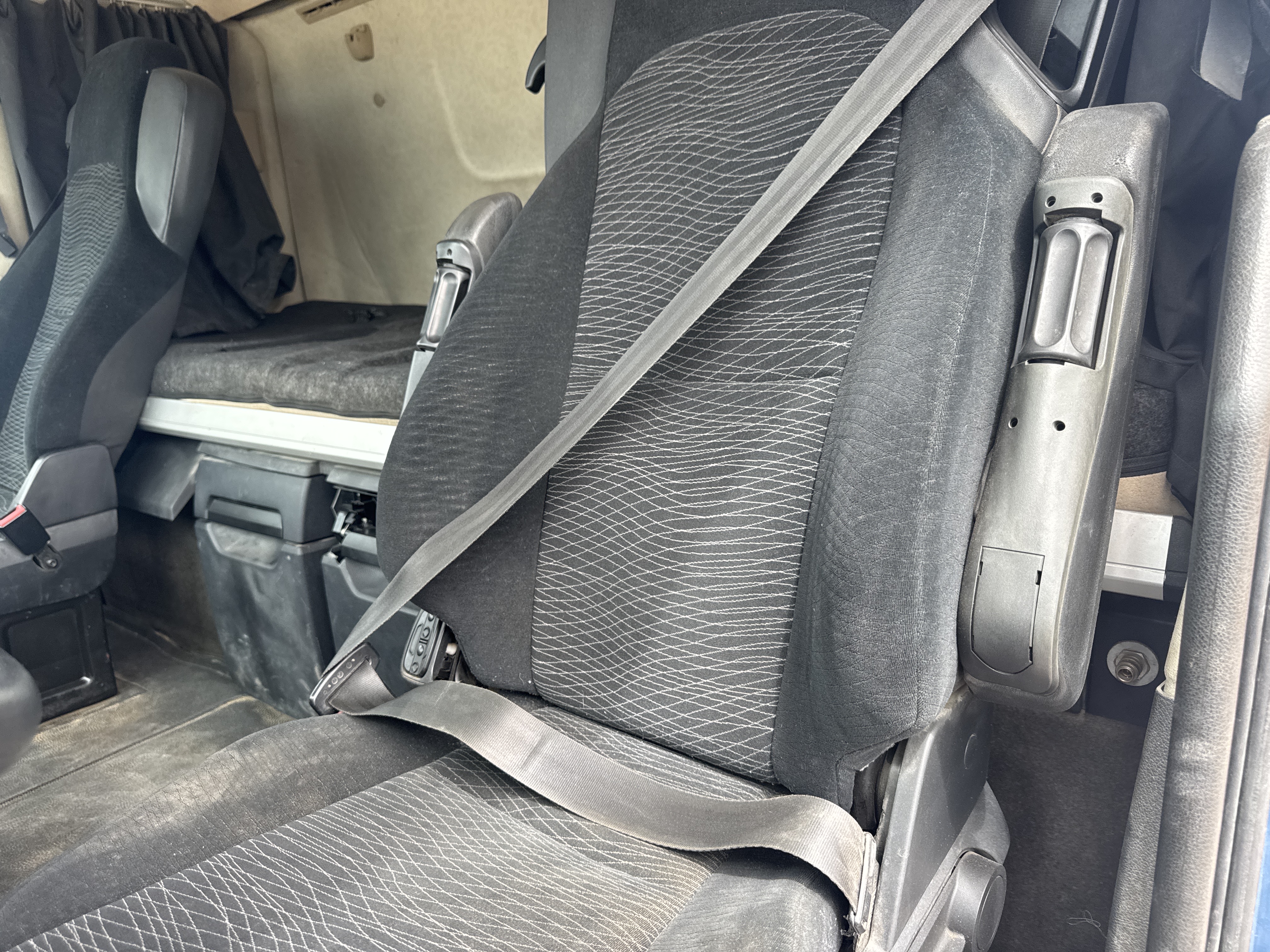 PMT-004-Mercedes-Benz-Actros-1845-Trailer-trucks-inspection-Safety-Seat-belts-1