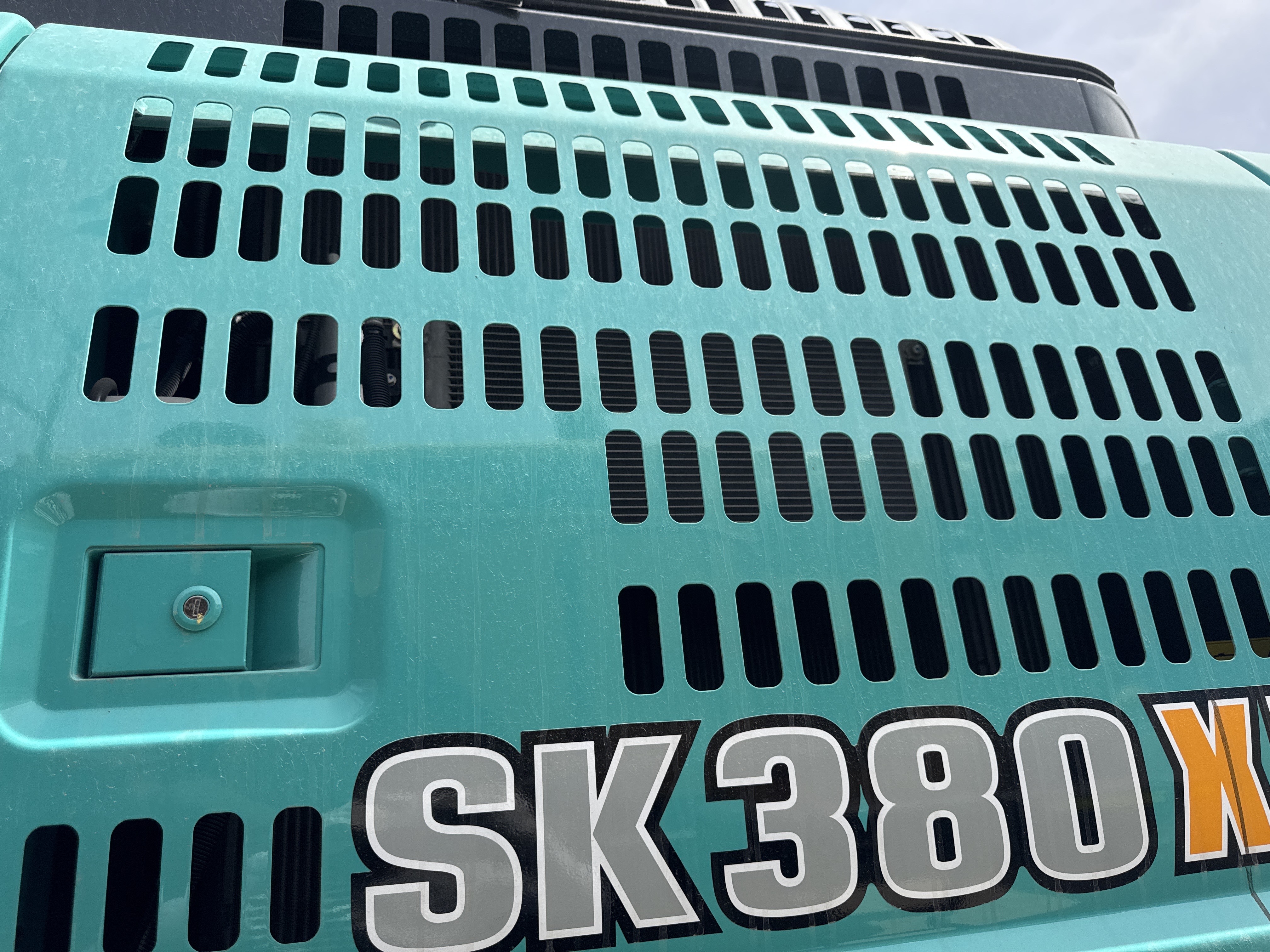 MDX-020-كوبلكو-SK380XDLC-حفارات-متوسطة-فحص-الهيكل-الصفائح-المعدنية-(الفيبرجلاس)-1