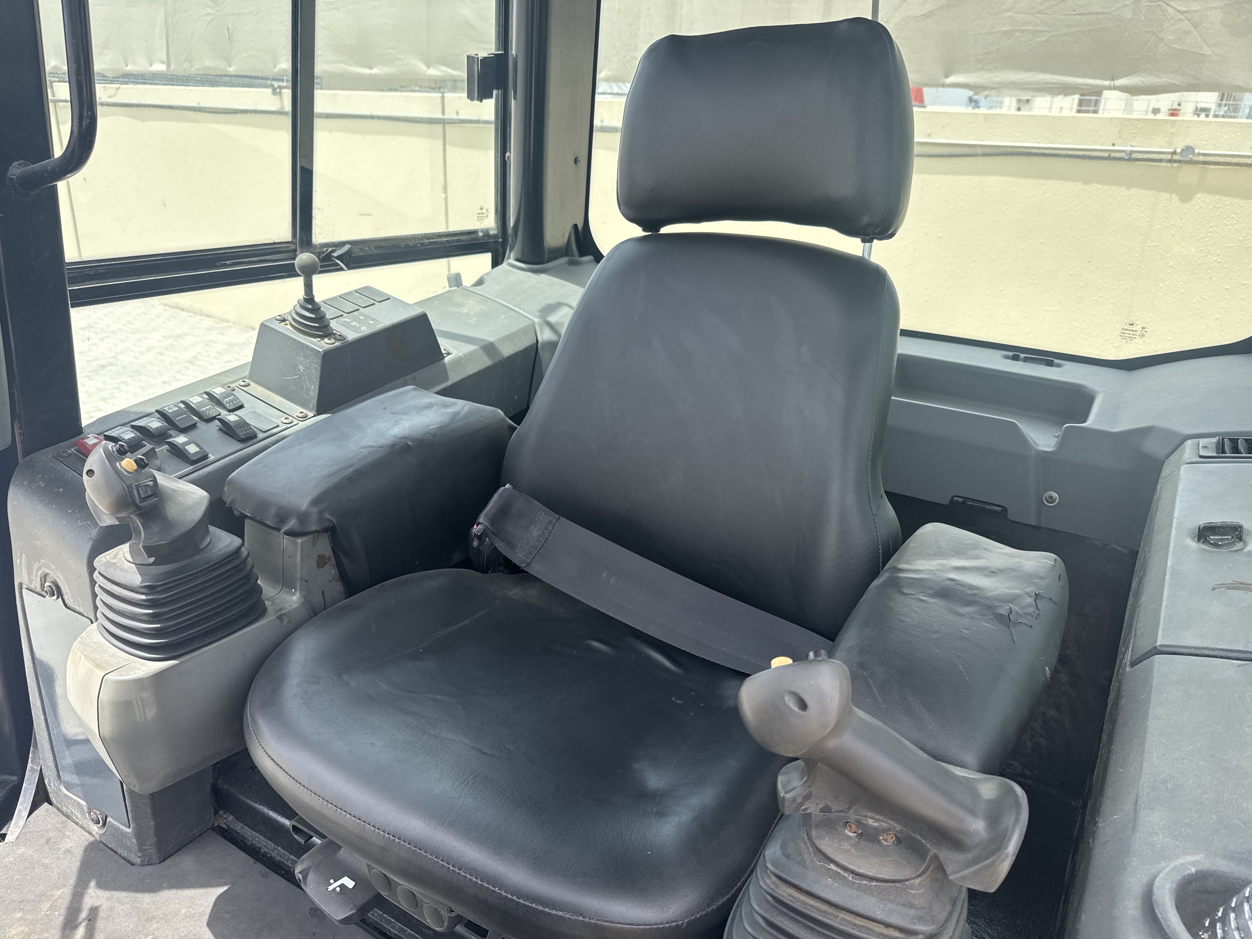 CDB-009-كاتربيلر-D5K-XL-بلدوزرات-مجنزرة-فحص-الكابينة-المقاعد/مساند-الذراع-1