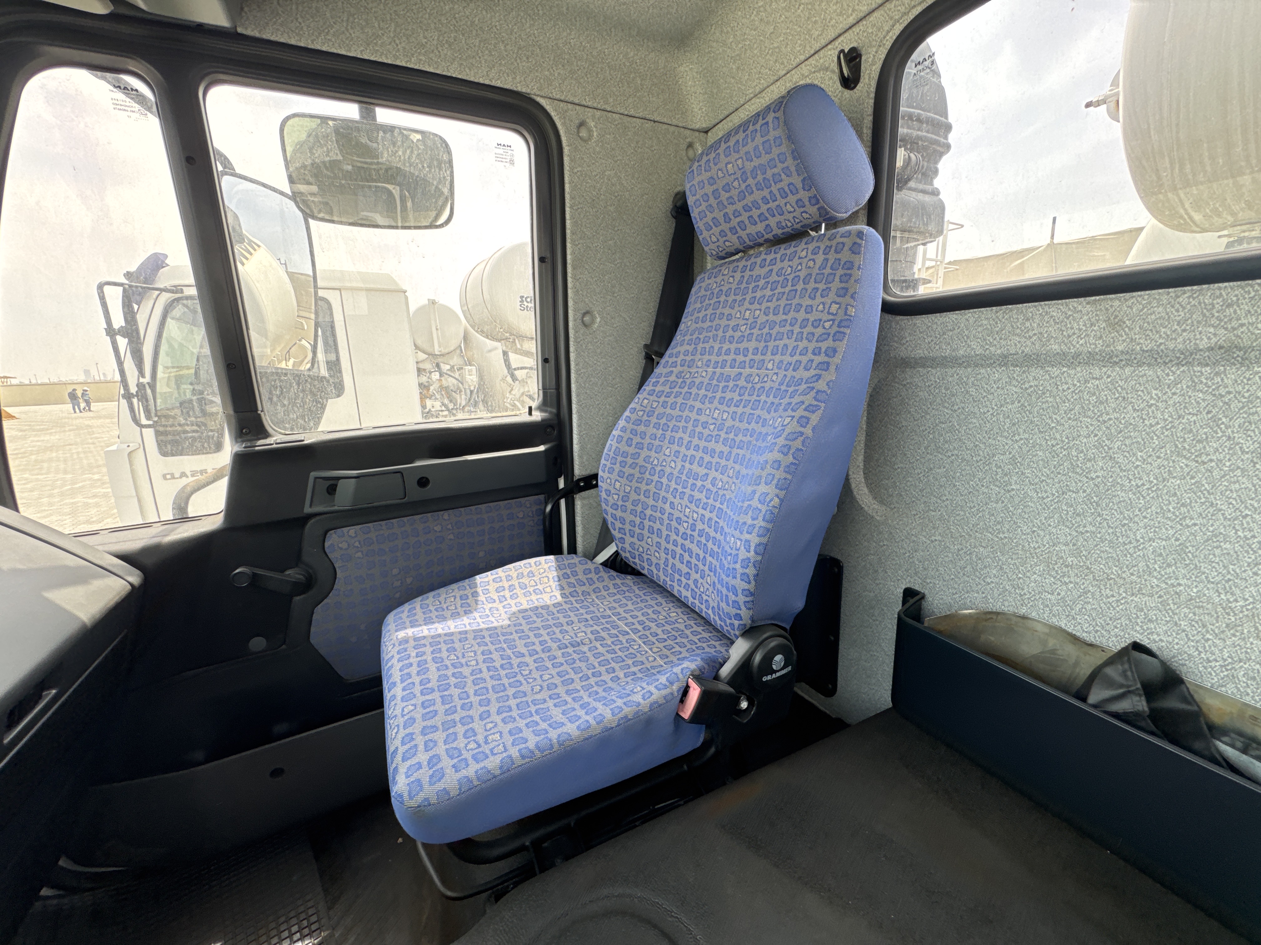 CMT-002-MAN-CLA-26.280-Concrete-mixer-trucks-inspection-Cabin-Seats/armrests-1