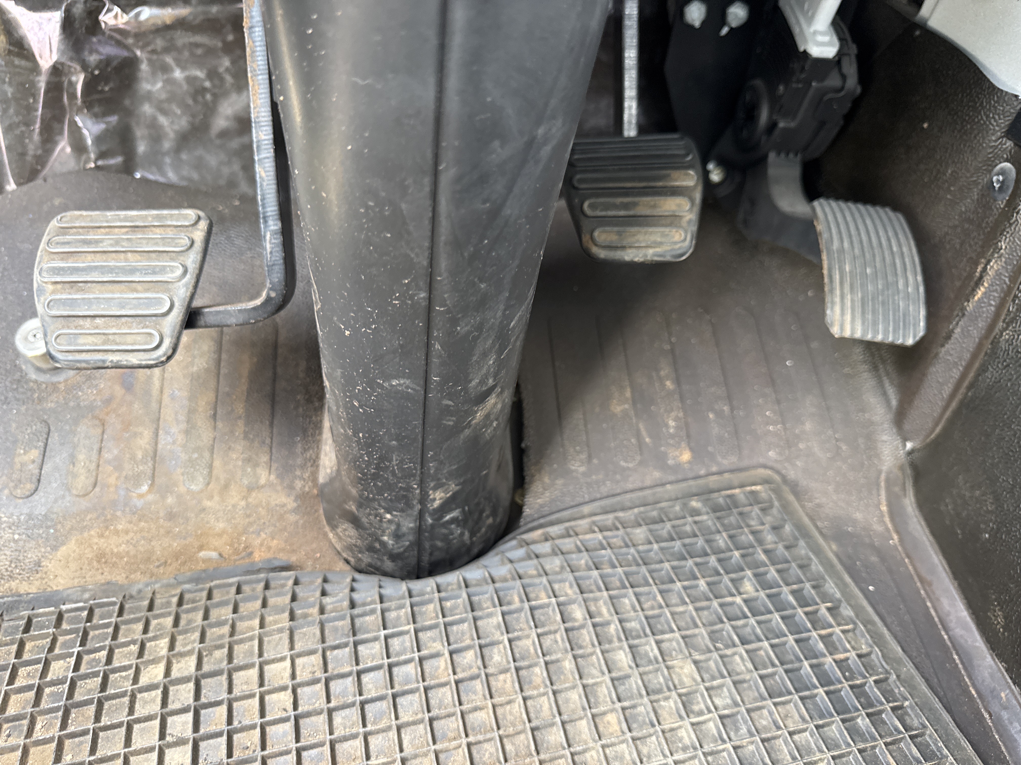 CMT-002-MAN-CLA-26.280-Concrete-mixer-trucks-inspection-Cabin-Pedals-1