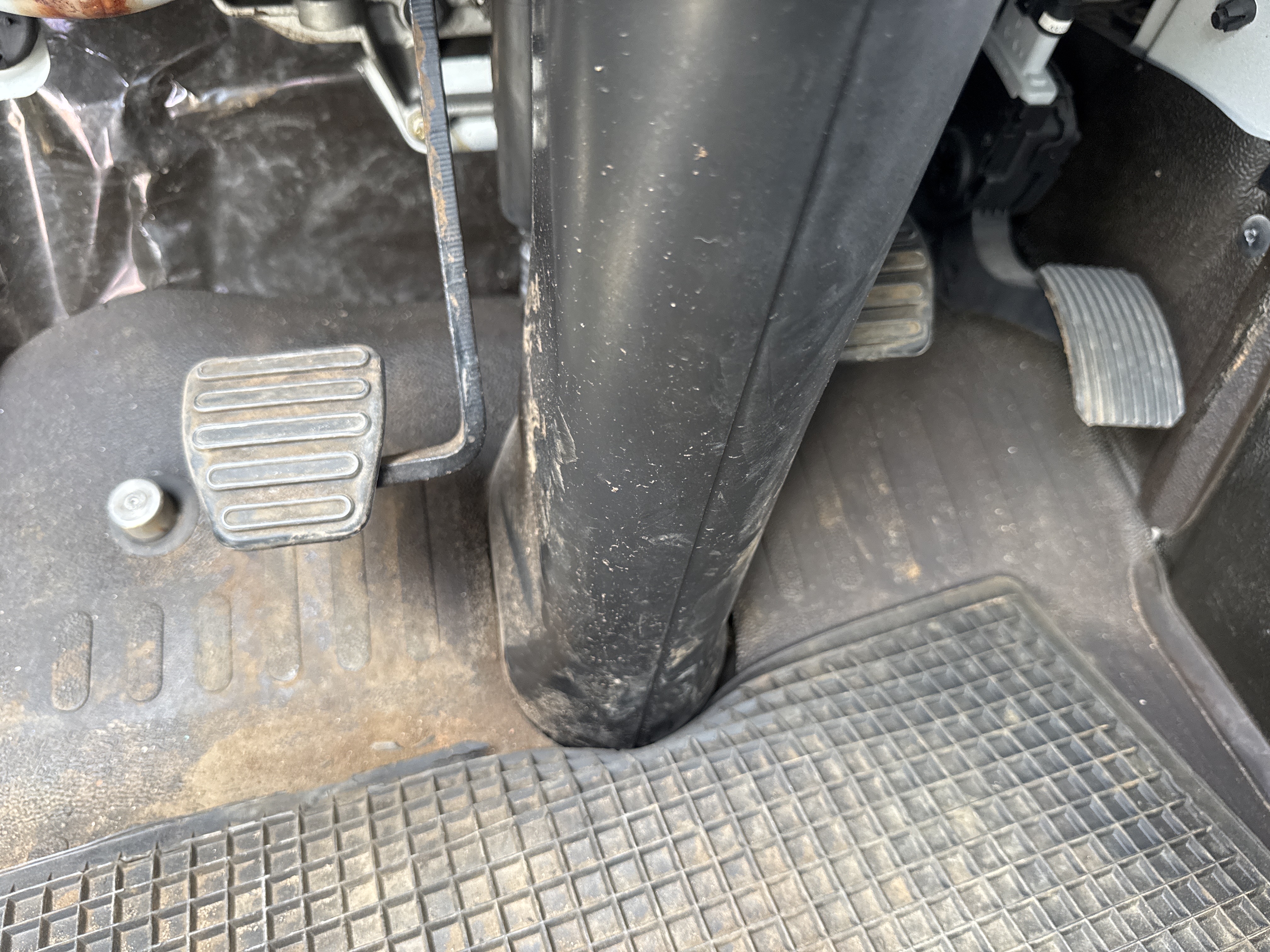 CMT-002-MAN-CLA-26.280-Concrete-mixer-trucks-inspection-Cabin-Pedals-1