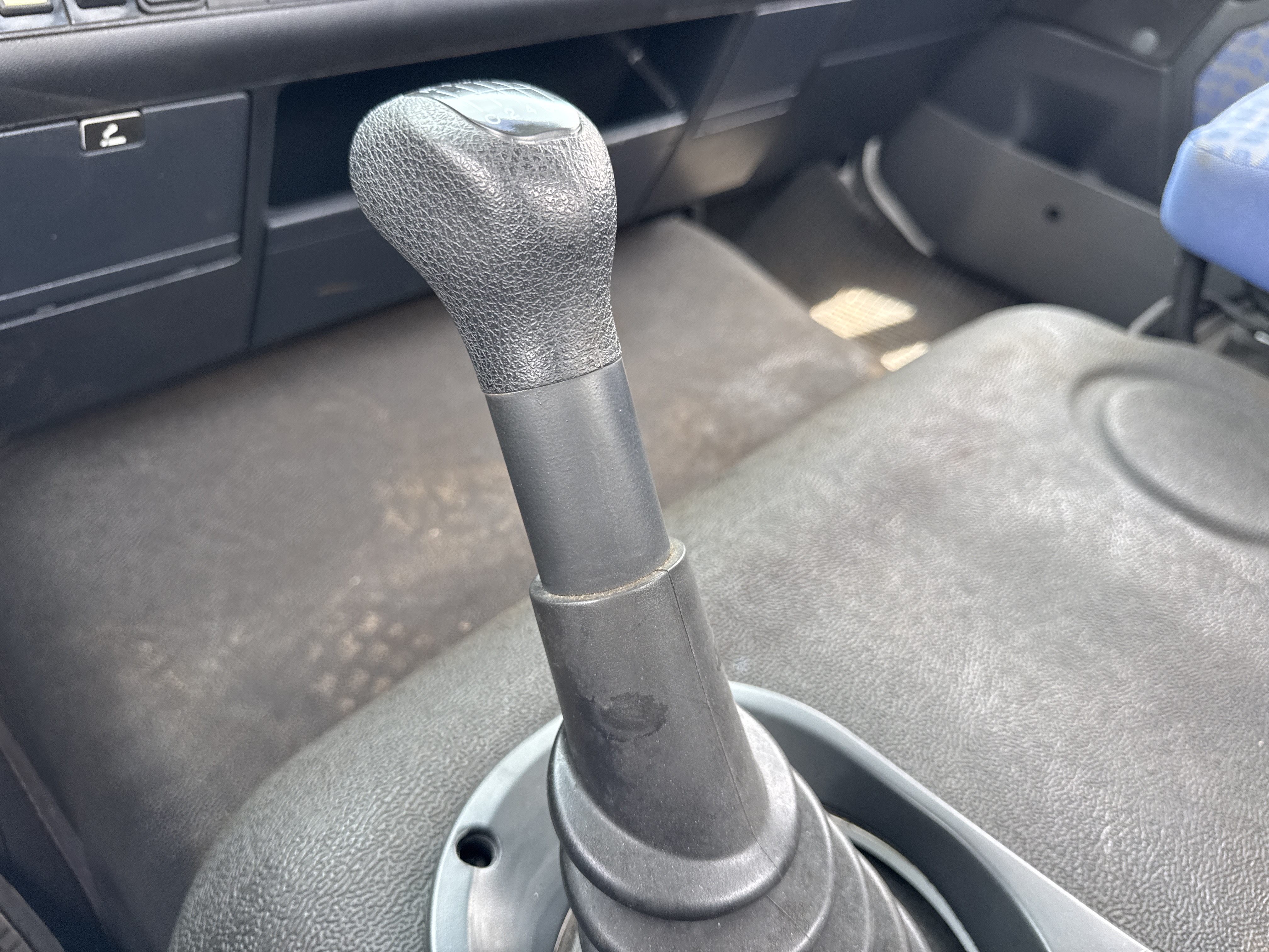 CMT-002-MAN-CLA-26.280-Concrete-mixer-trucks-inspection-Cabin-Gear-lever-1