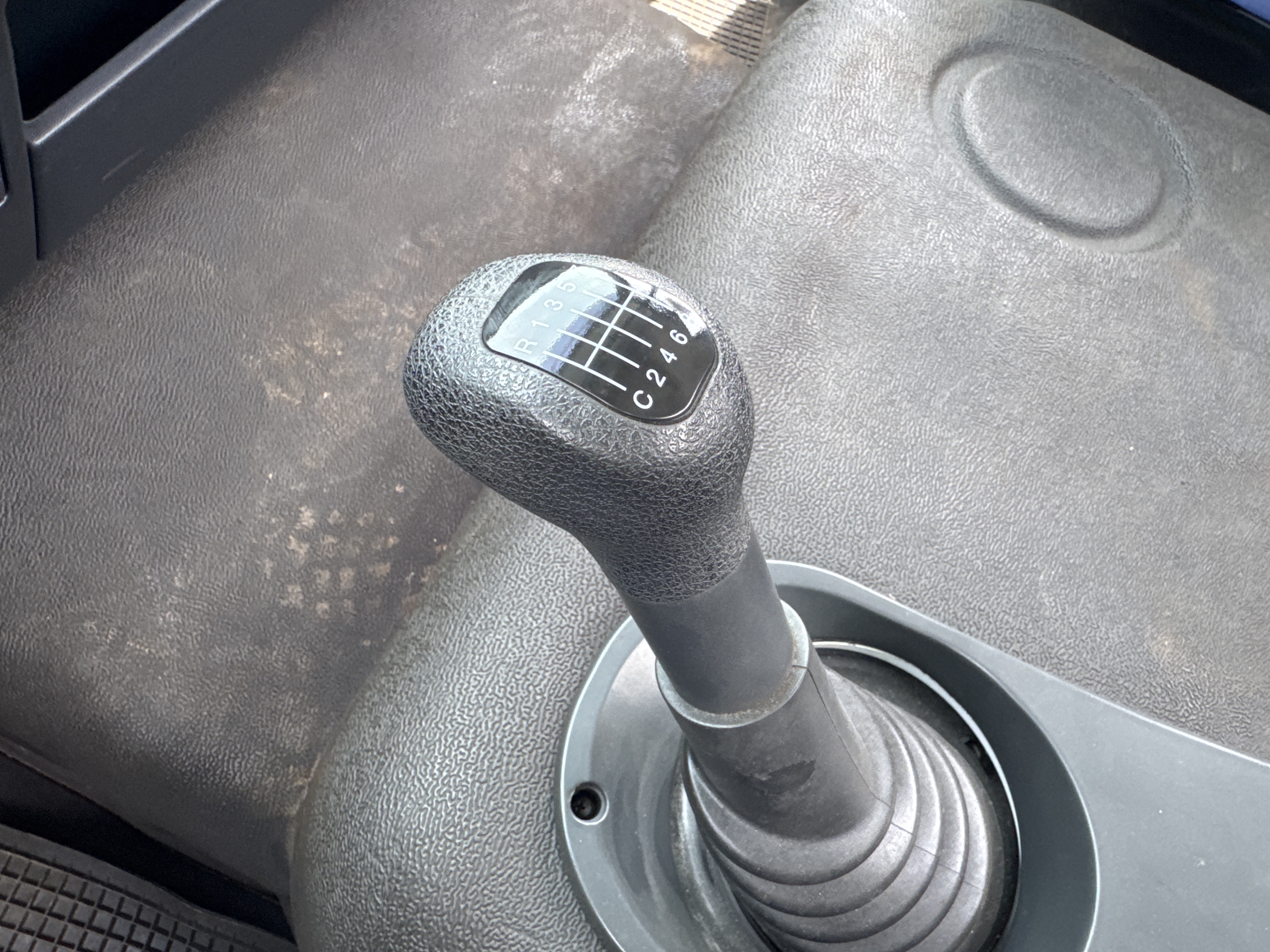 CMT-002-MAN-CLA-26.280-Concrete-mixer-trucks-inspection-Cabin-Gear-lever-1