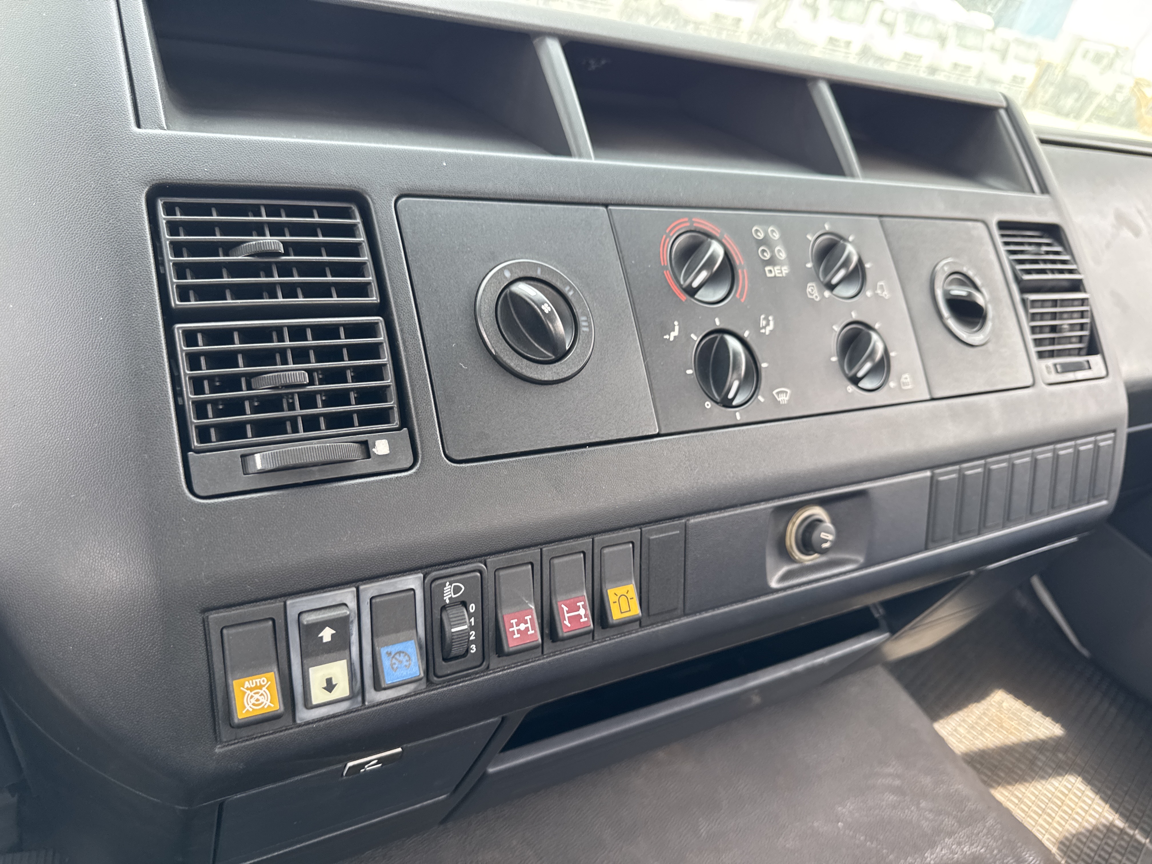 CMT-002-MAN-CLA-26.280-Concrete-mixer-trucks-inspection-Cabin-Electronic-instrument-board-1