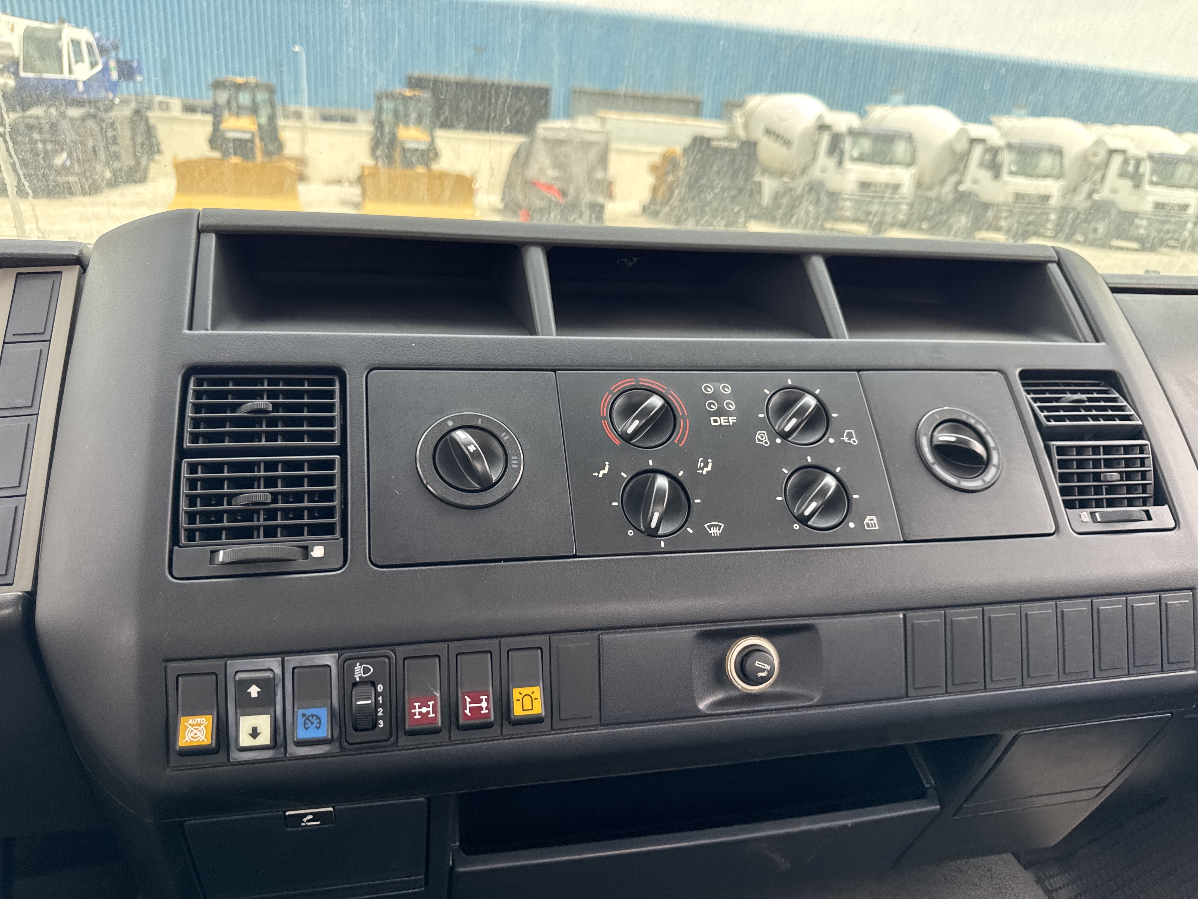 CMT-002-MAN-CLA-26.280-Concrete-mixer-trucks-inspection-Cabin-Electronic-instrument-board-1