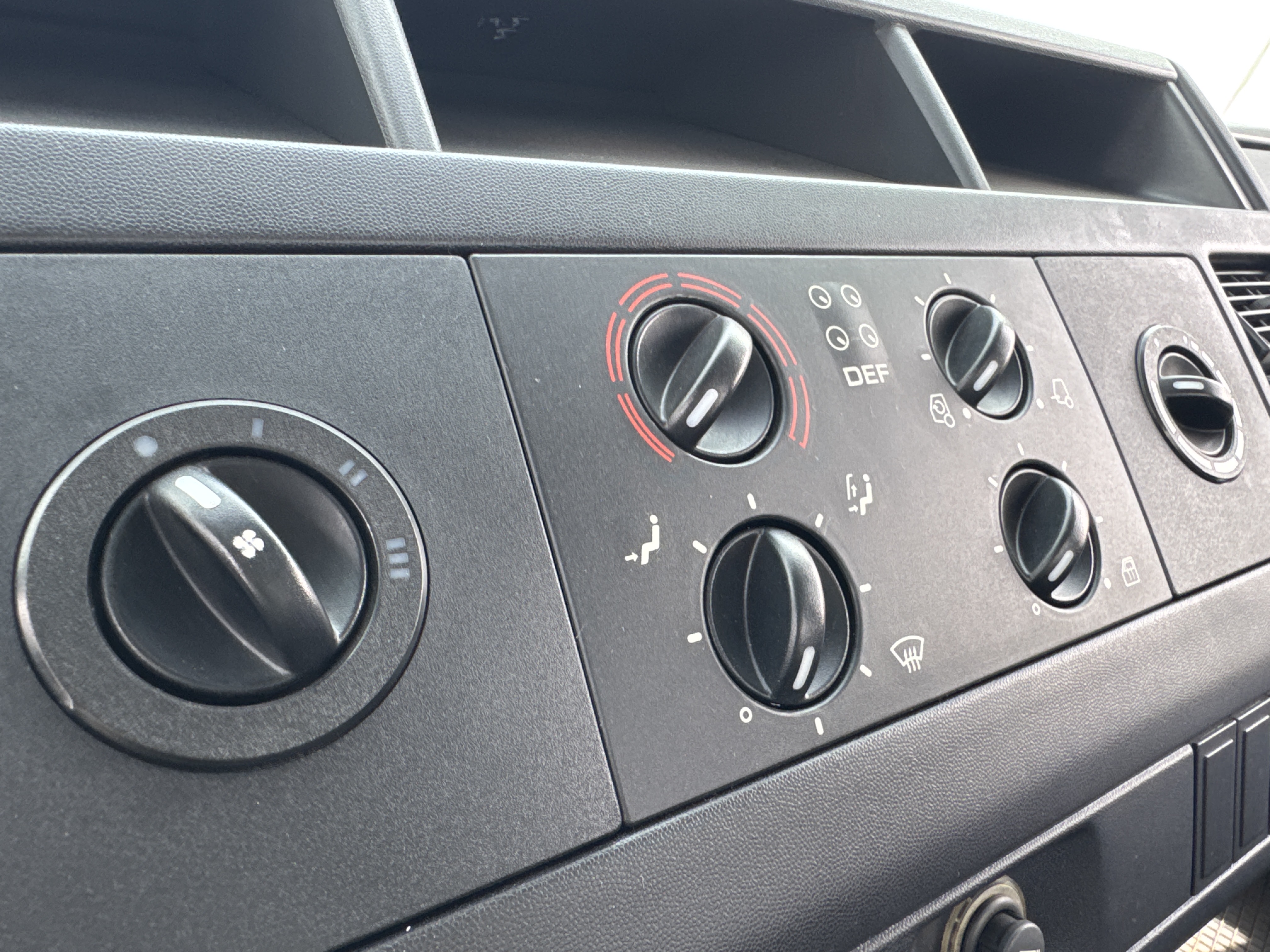 CMT-002-MAN-CLA-26.280-Concrete-mixer-trucks-inspection-Air-conditioning-A/C-control-panel-1