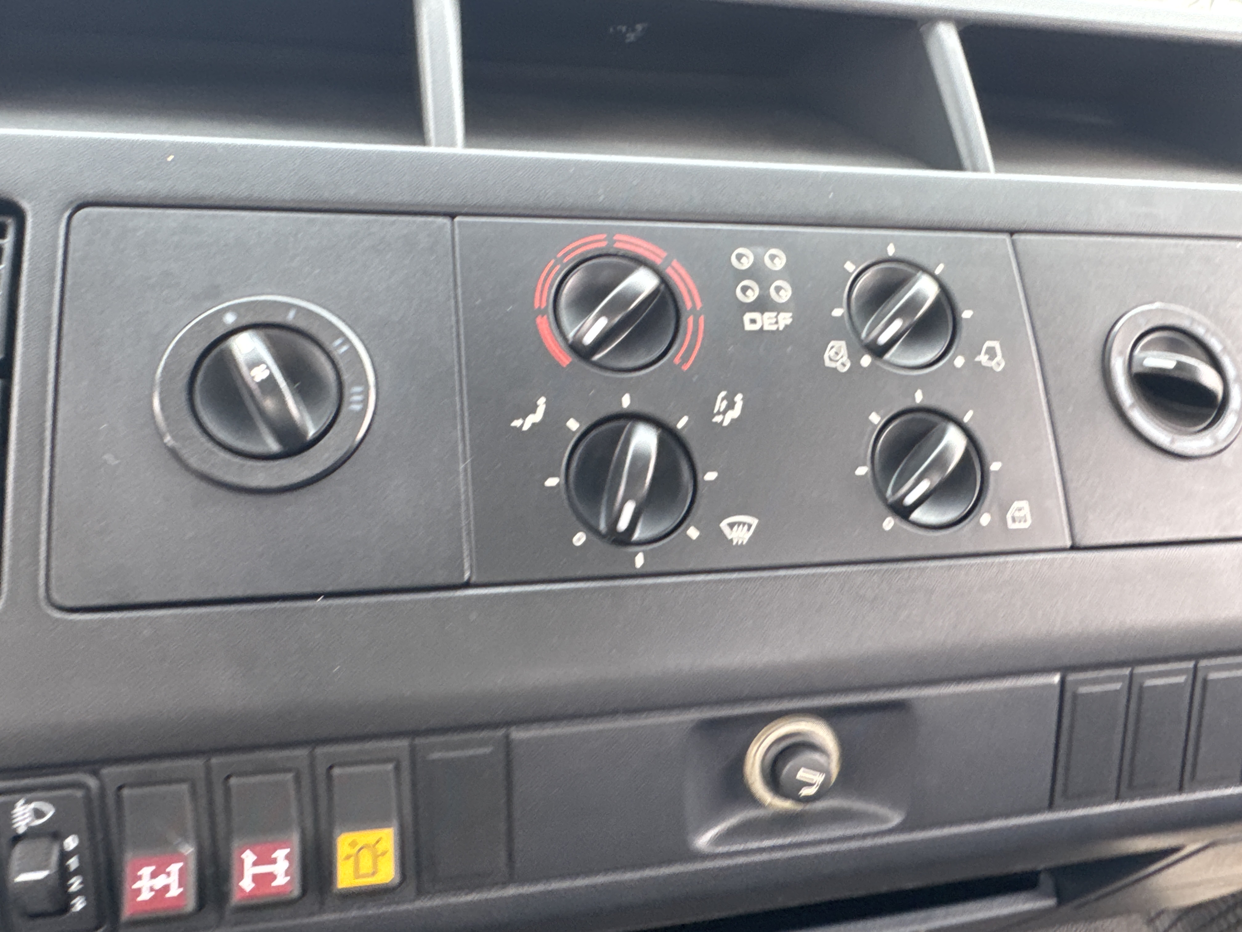 CMT-002-MAN-CLA-26.280-Concrete-mixer-trucks-inspection-Air-conditioning-A/C-control-panel-1