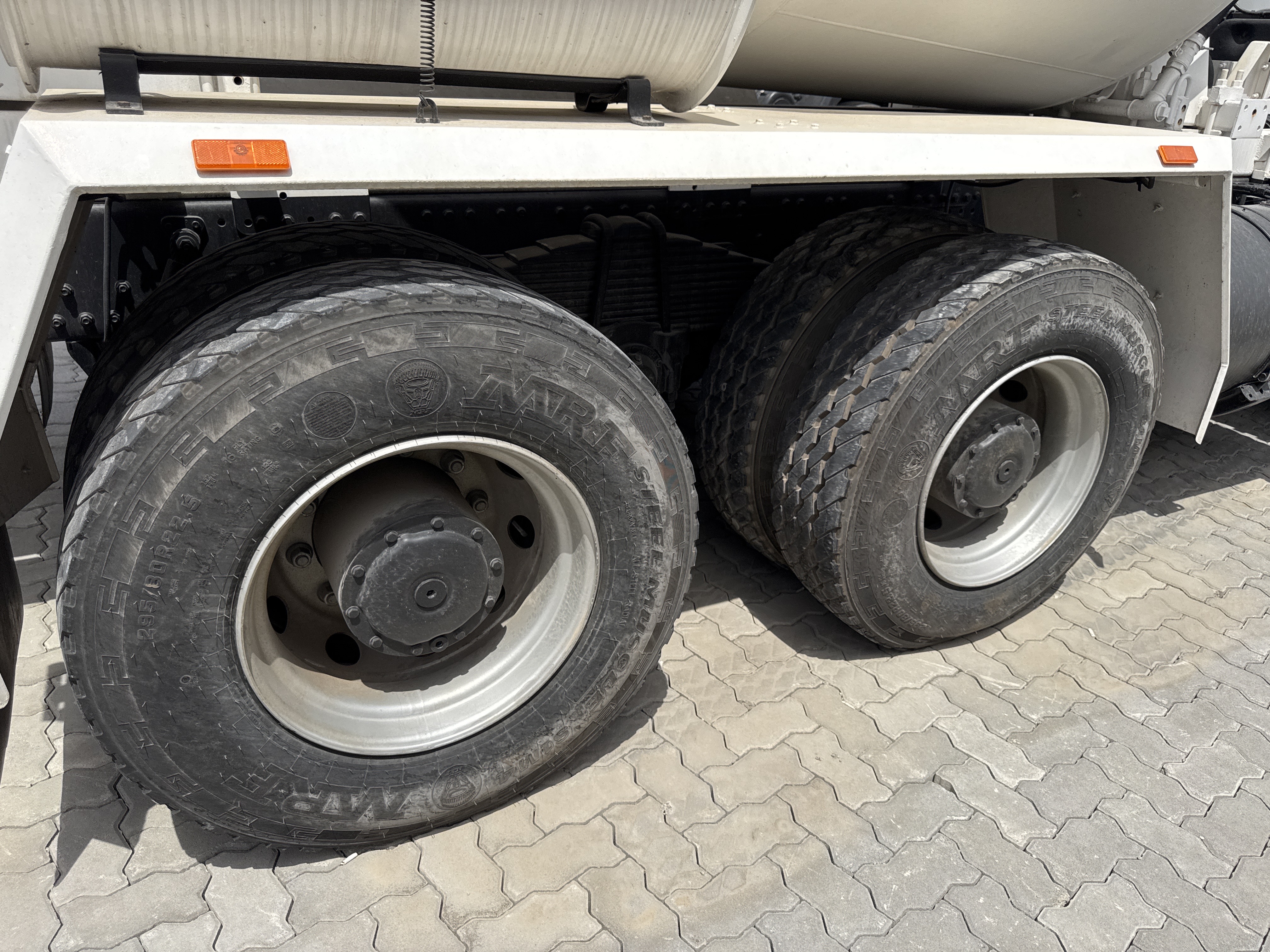 CMT-002-MAN-CLA-26.280-Concrete-mixer-trucks-inspection-Chassis-Right-rear-tire-/-wheel-hub---condition-1