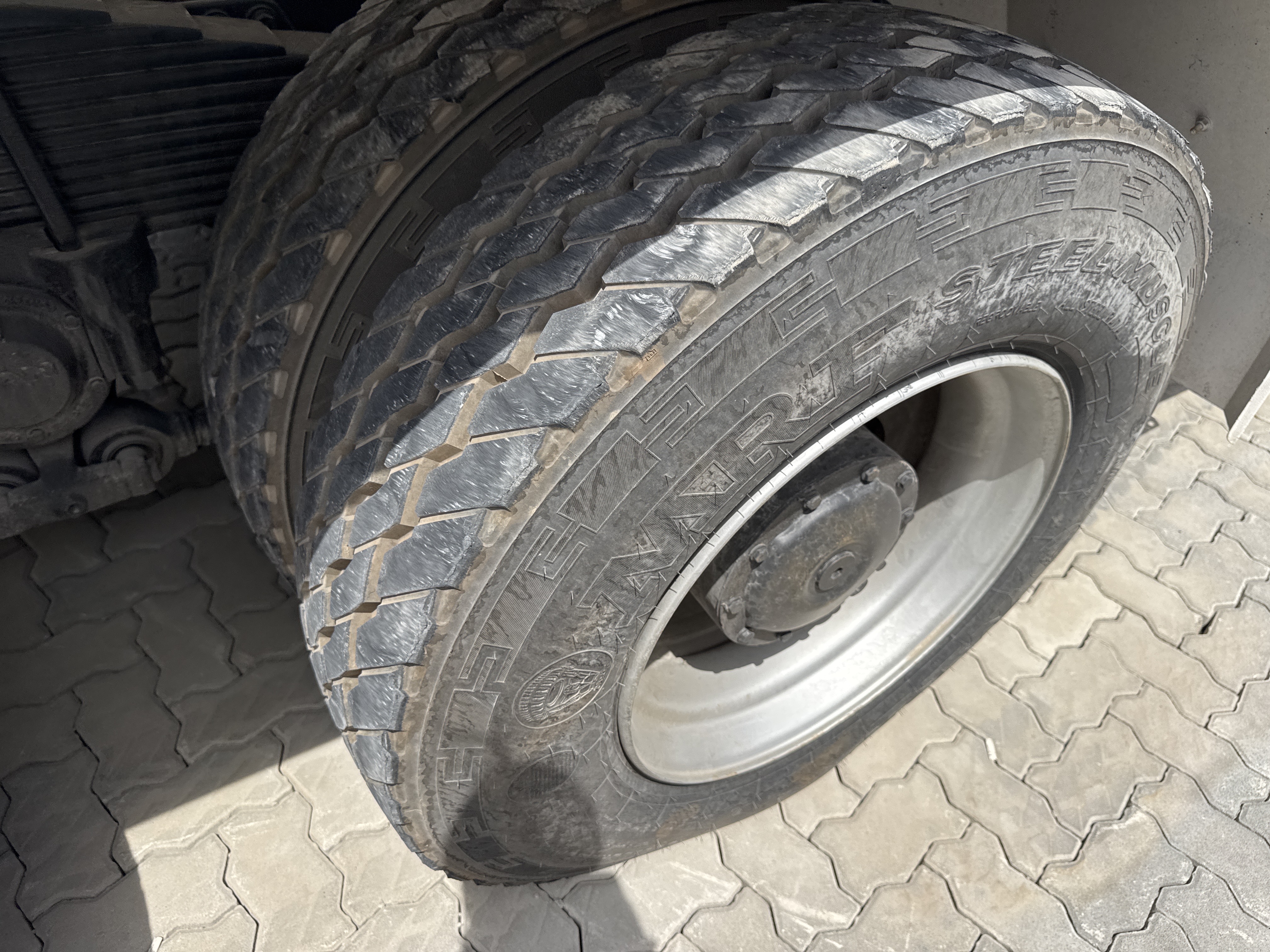 CMT-002-MAN-CLA-26.280-Concrete-mixer-trucks-inspection-Chassis-Right-rear-tire-/-wheel-hub---condition-1
