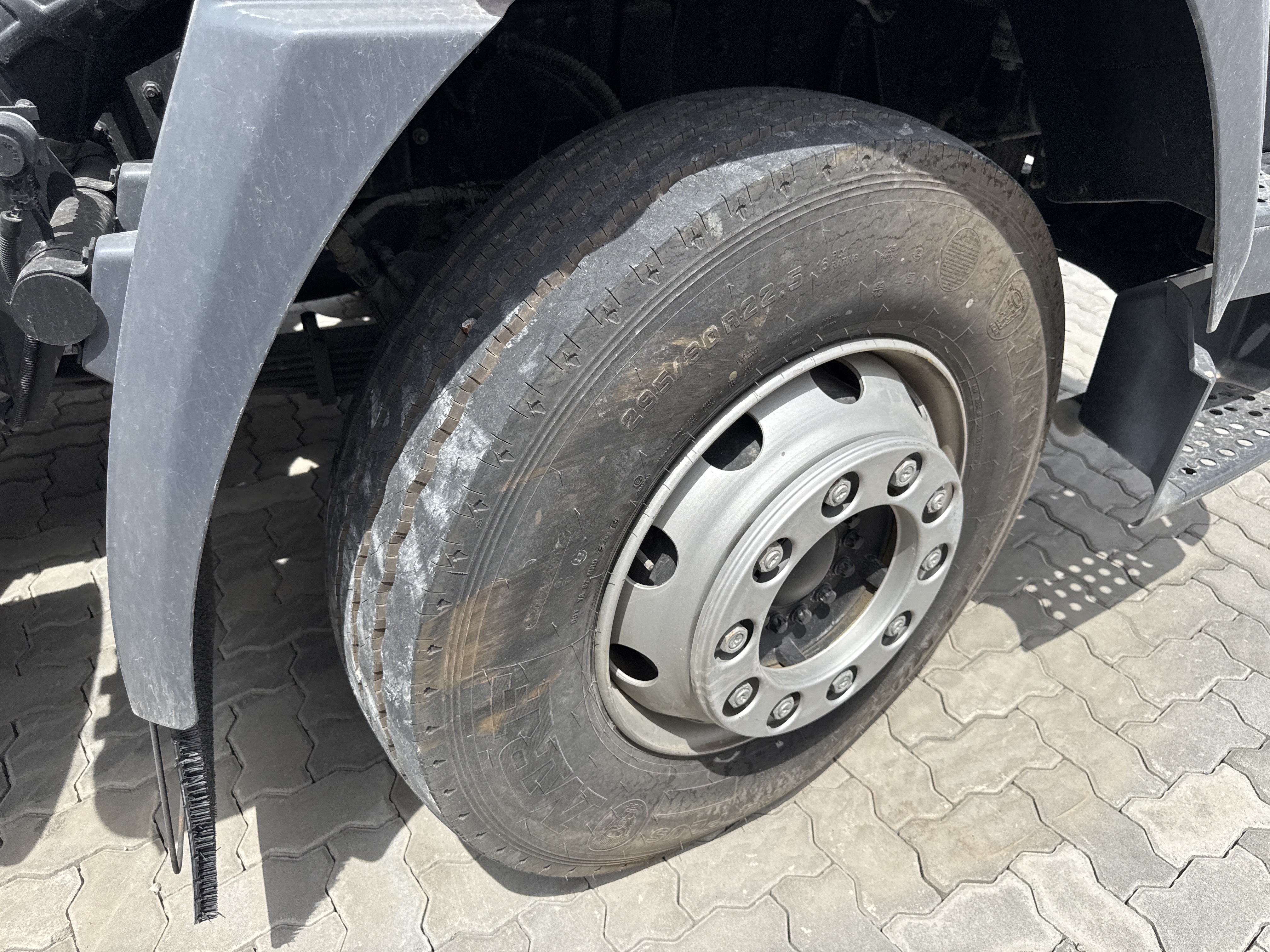 CMT-002-MAN-CLA-26.280-Concrete-mixer-trucks-inspection-Chassis-Left-front-tire-/-wheel-hub---condition-1
