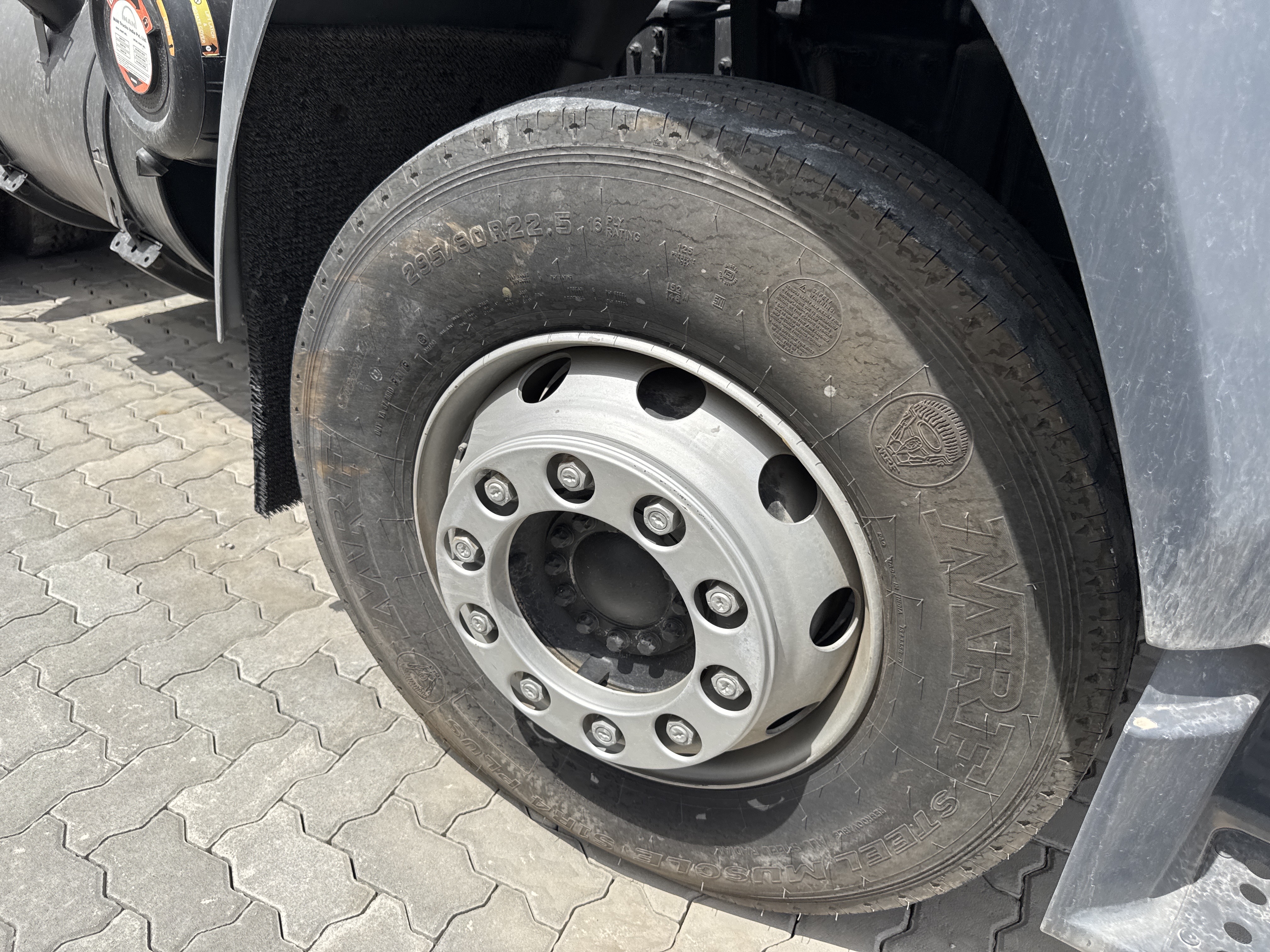 CMT-002-MAN-CLA-26.280-Concrete-mixer-trucks-inspection-Chassis-Left-front-tire-/-wheel-hub---condition-1
