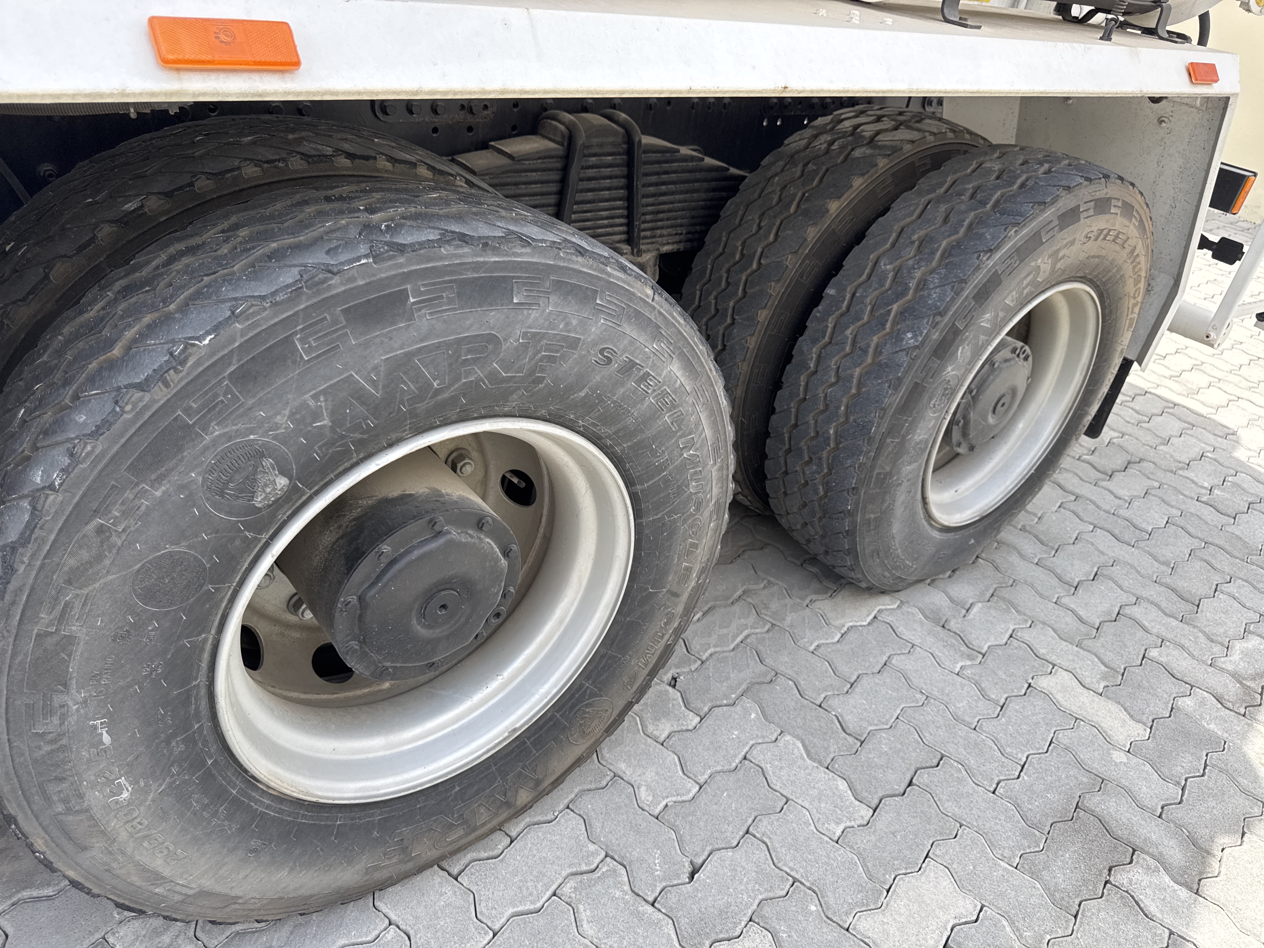 CMT-002-MAN-CLA-26.280-Concrete-mixer-trucks-inspection-Chassis-Left-rear-tire-/-wheel-hub---condition-1