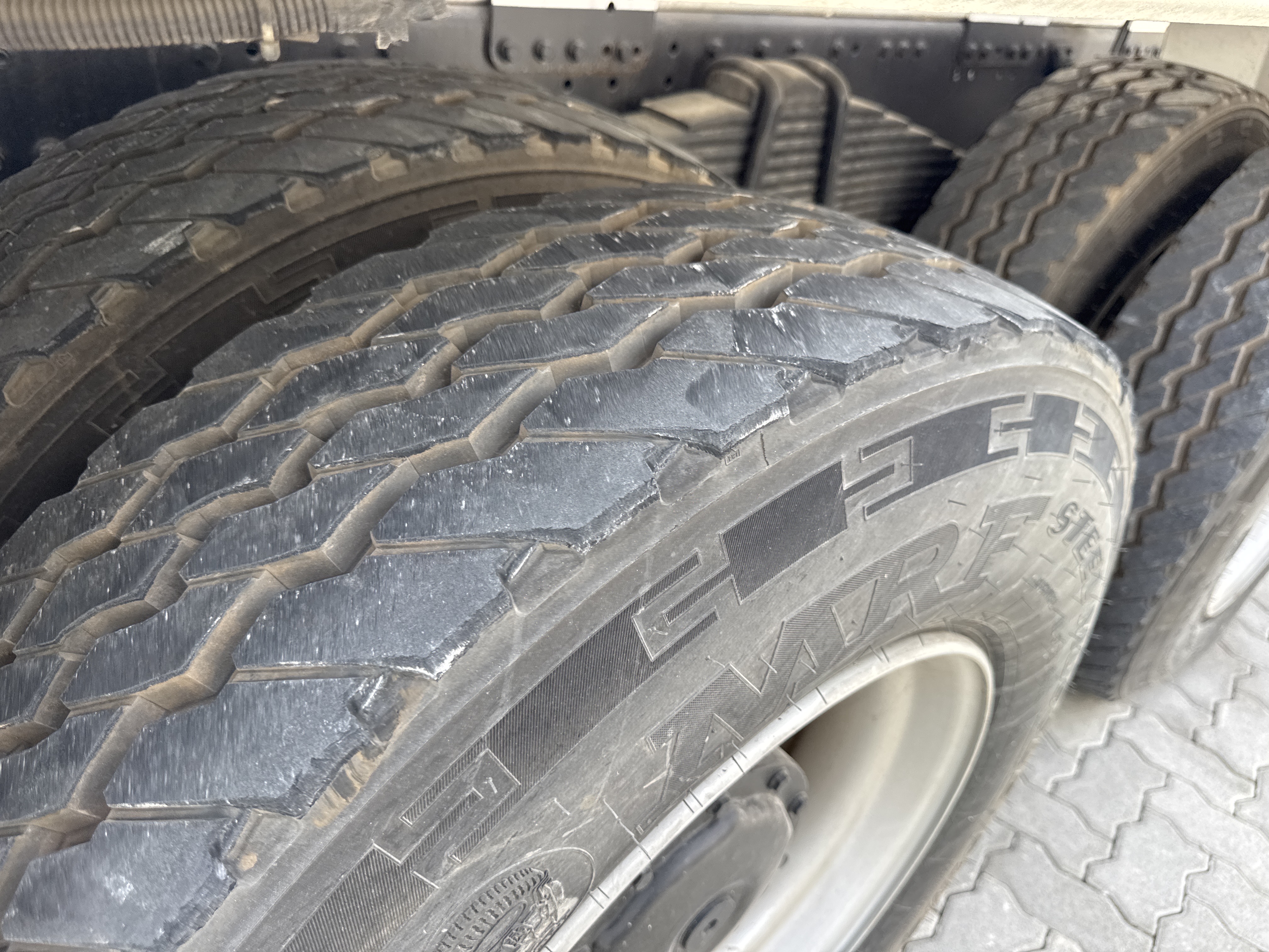 CMT-002-MAN-CLA-26.280-Concrete-mixer-trucks-inspection-Chassis-Left-rear-tire-/-wheel-hub---condition-1