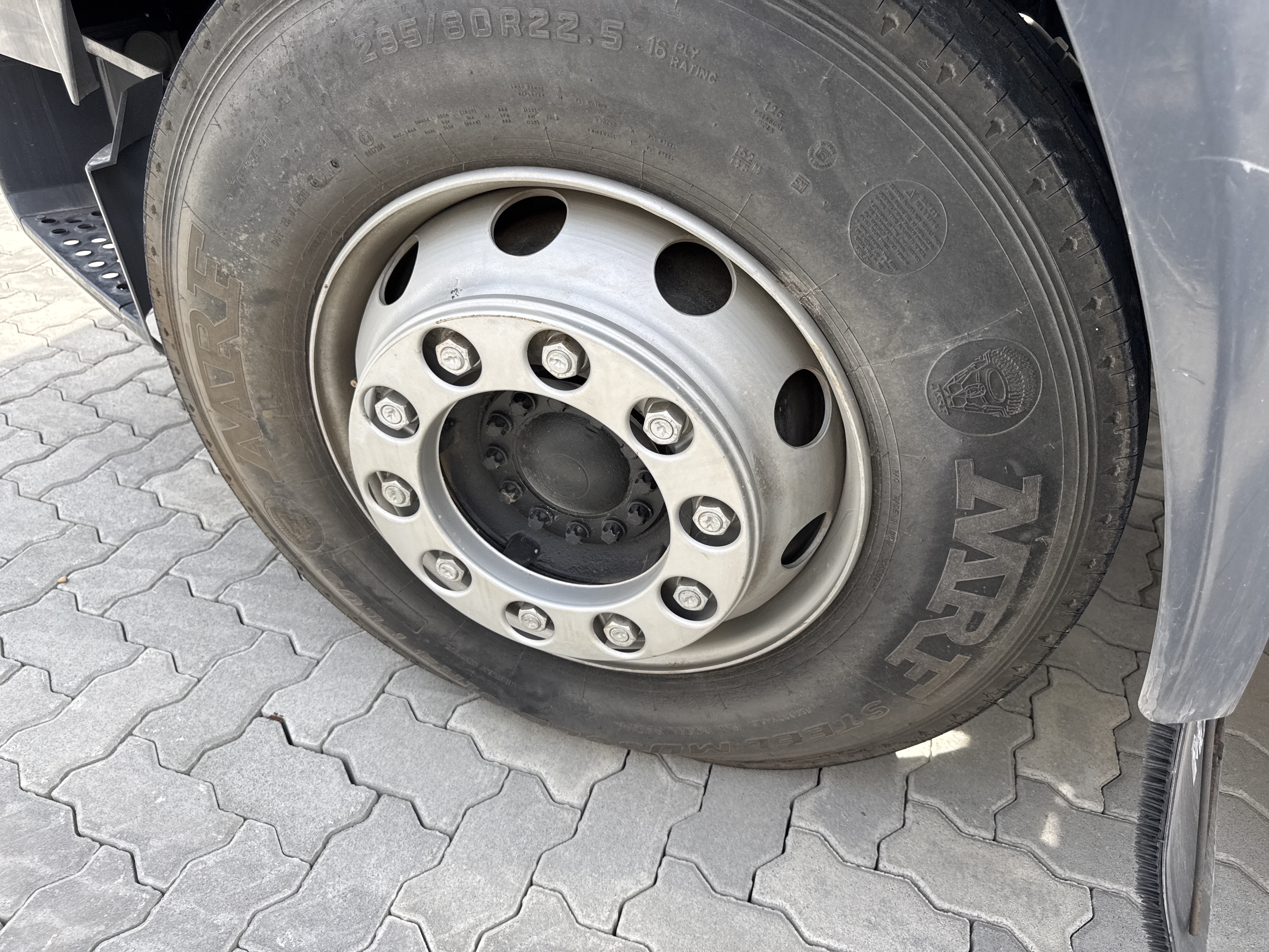 CMT-002-MAN-CLA-26.280-Concrete-mixer-trucks-inspection-Chassis-Right-front-tire-/-wheel-hub---condition-1