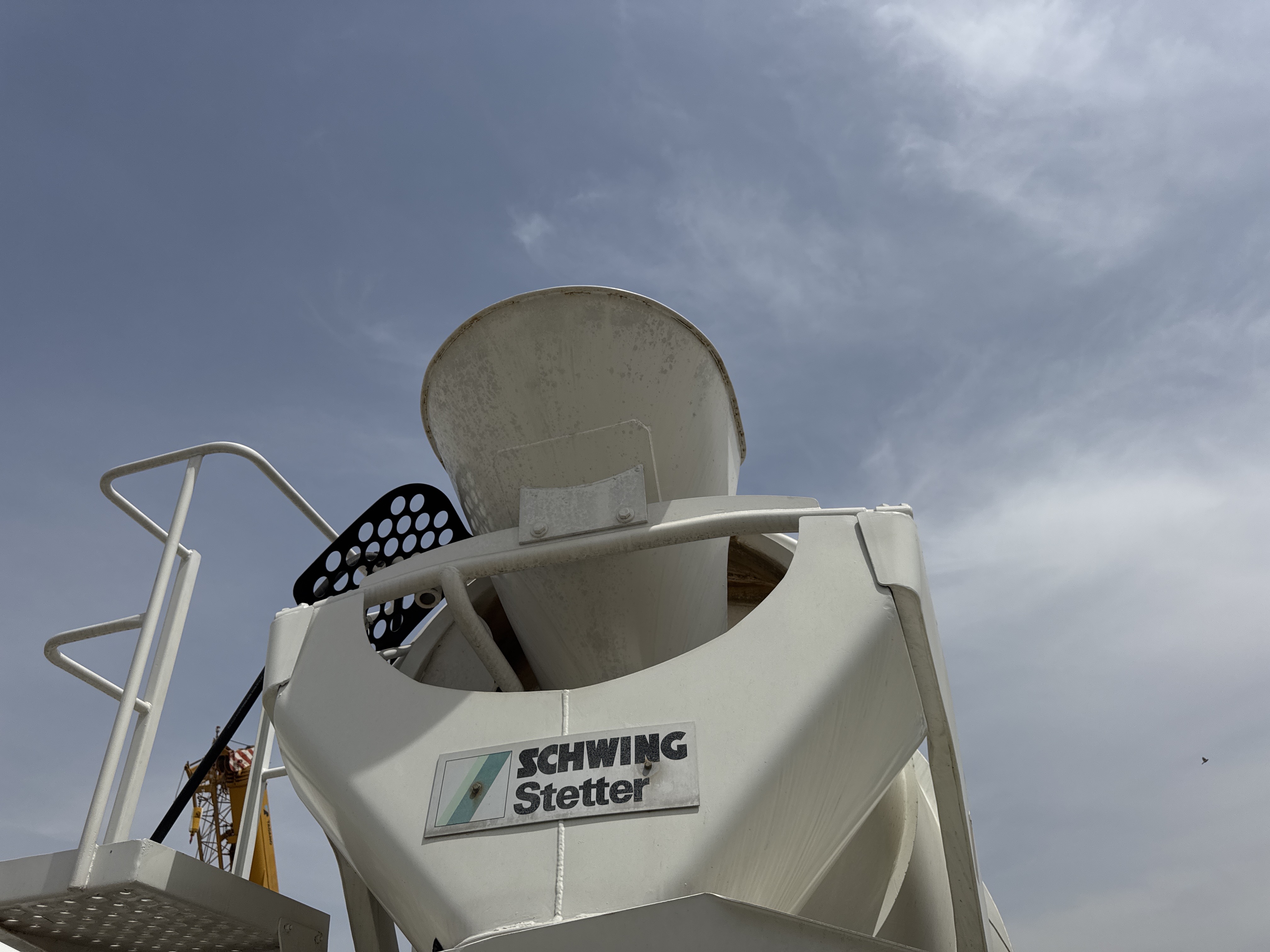 CMT-002-MAN-CLA-26.280-Concrete-mixer-trucks-inspection-Concrete-mixing-system-Feed-hopper-1