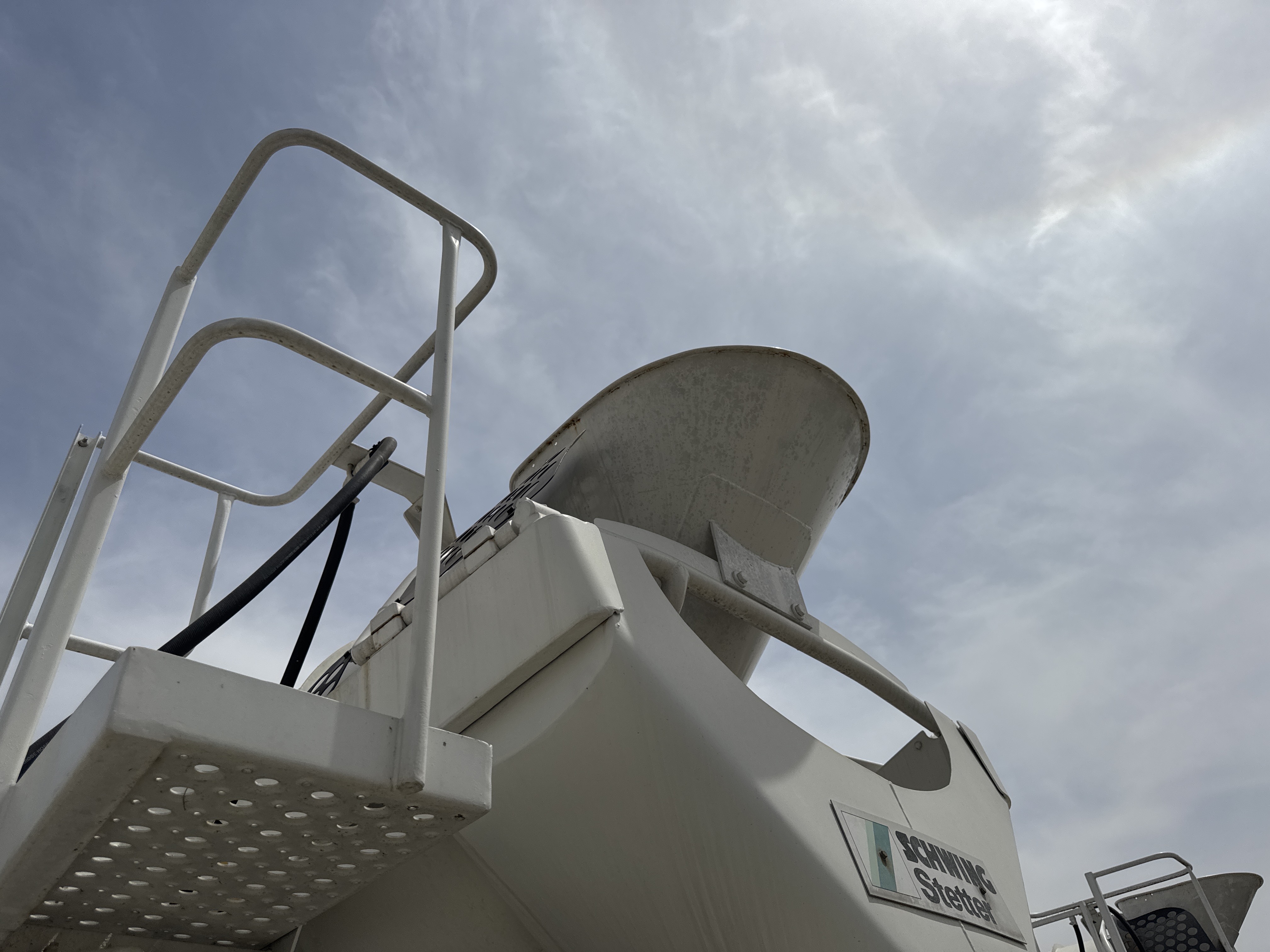CMT-002-MAN-CLA-26.280-Concrete-mixer-trucks-inspection-Concrete-mixing-system-Feed-hopper-1