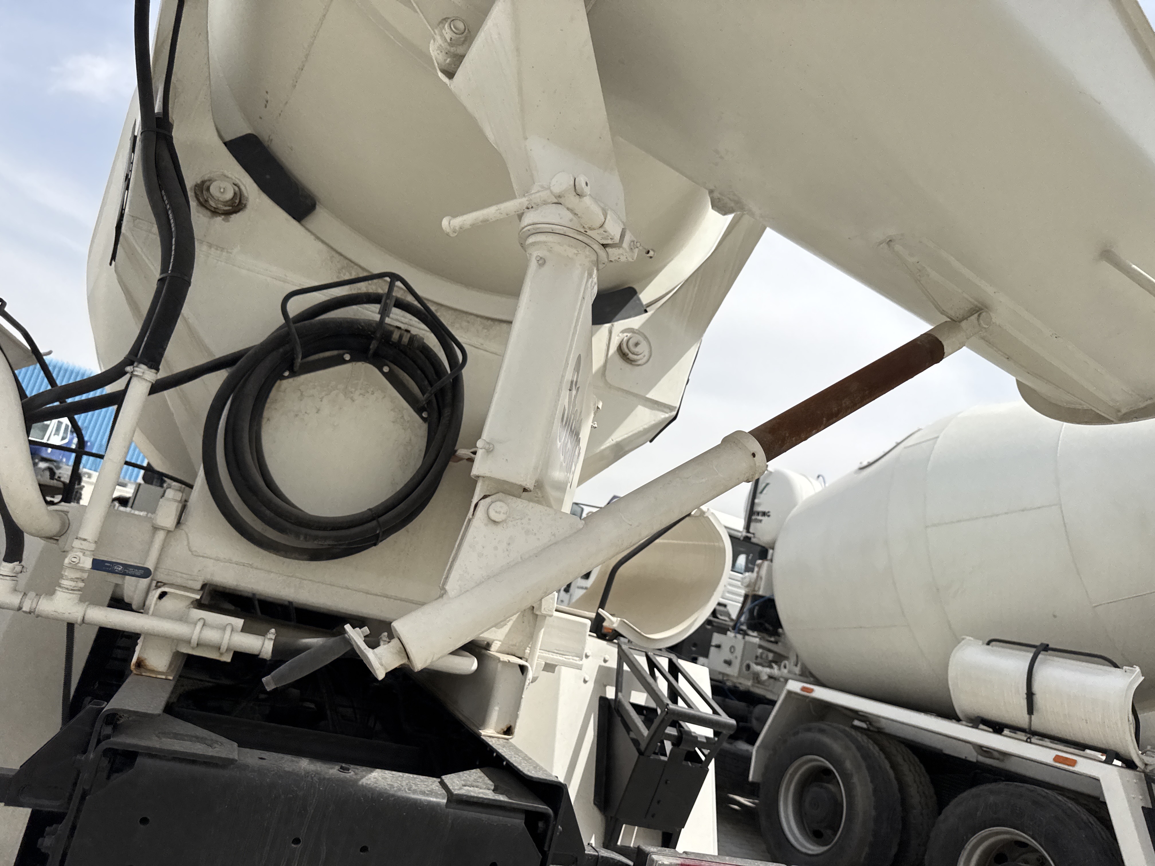 CMT-002-MAN-CLA-26.280-Concrete-mixer-trucks-inspection-Concrete-mixing-system-Rotating-shaft-1