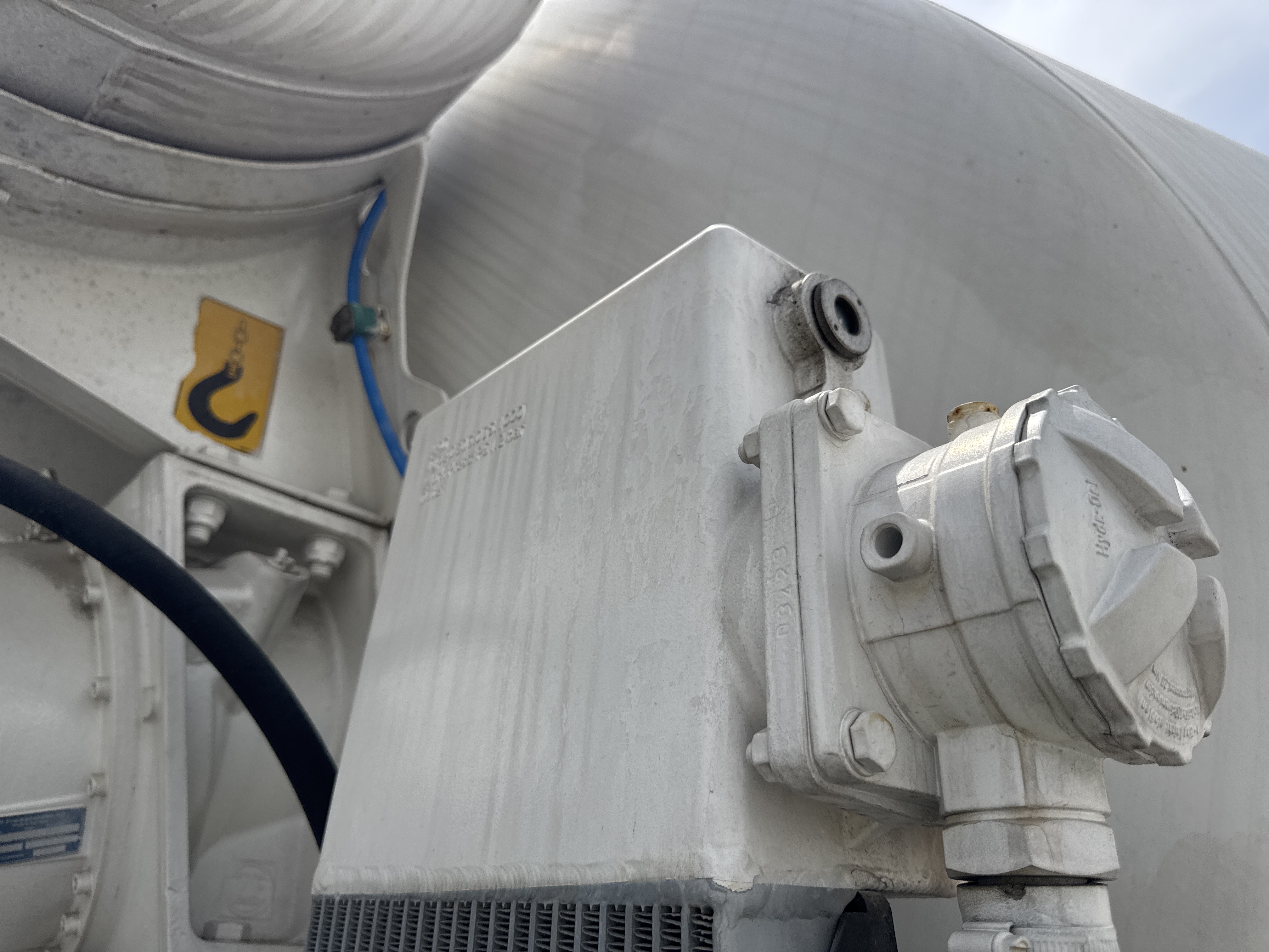 CMT-002-MAN-CLA-26.280-Concrete-mixer-trucks-inspection-Hydraulics-Hydraulic-Tank-1