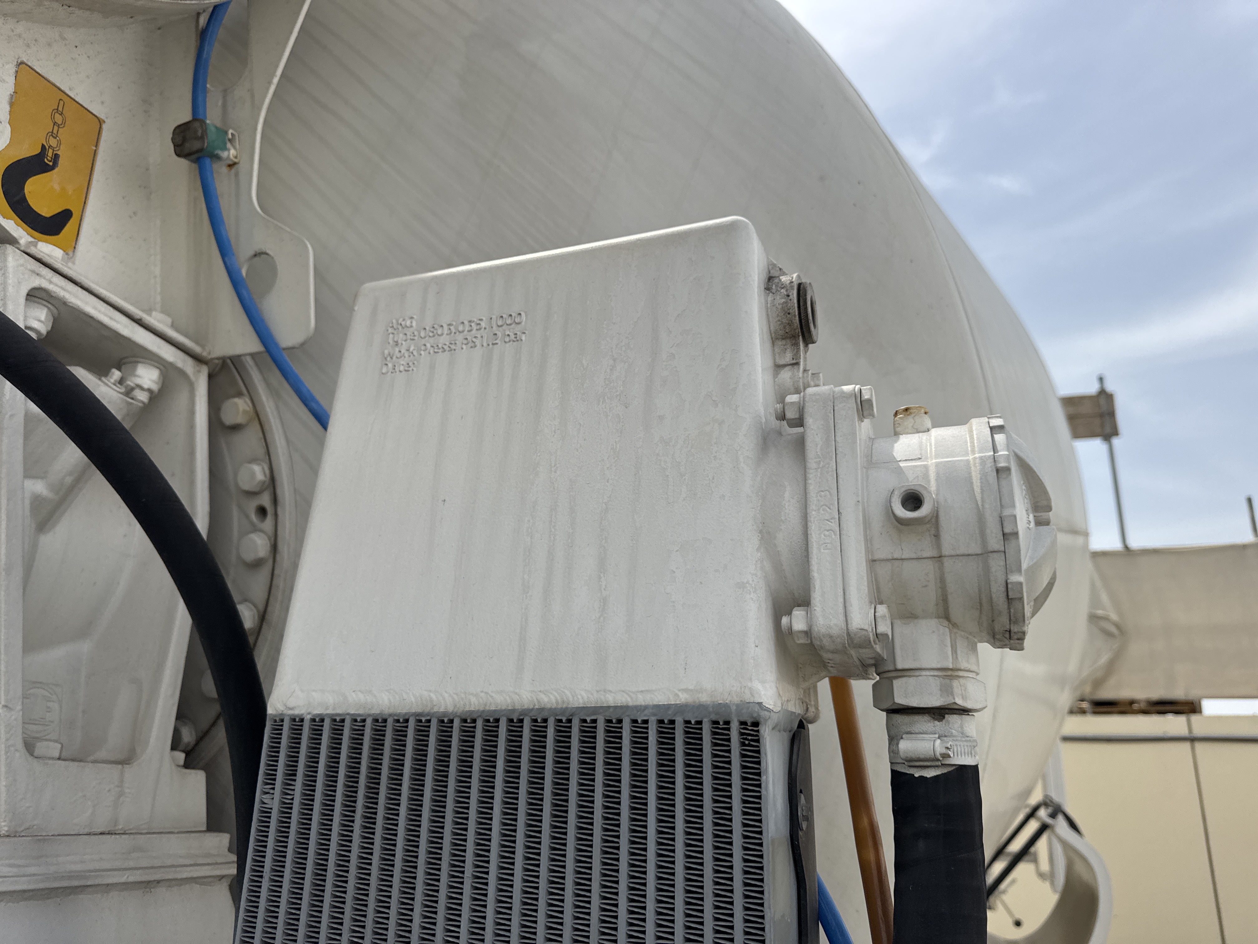 CMT-002-MAN-CLA-26.280-Concrete-mixer-trucks-inspection-Hydraulics-Hydraulic-Tank-1
