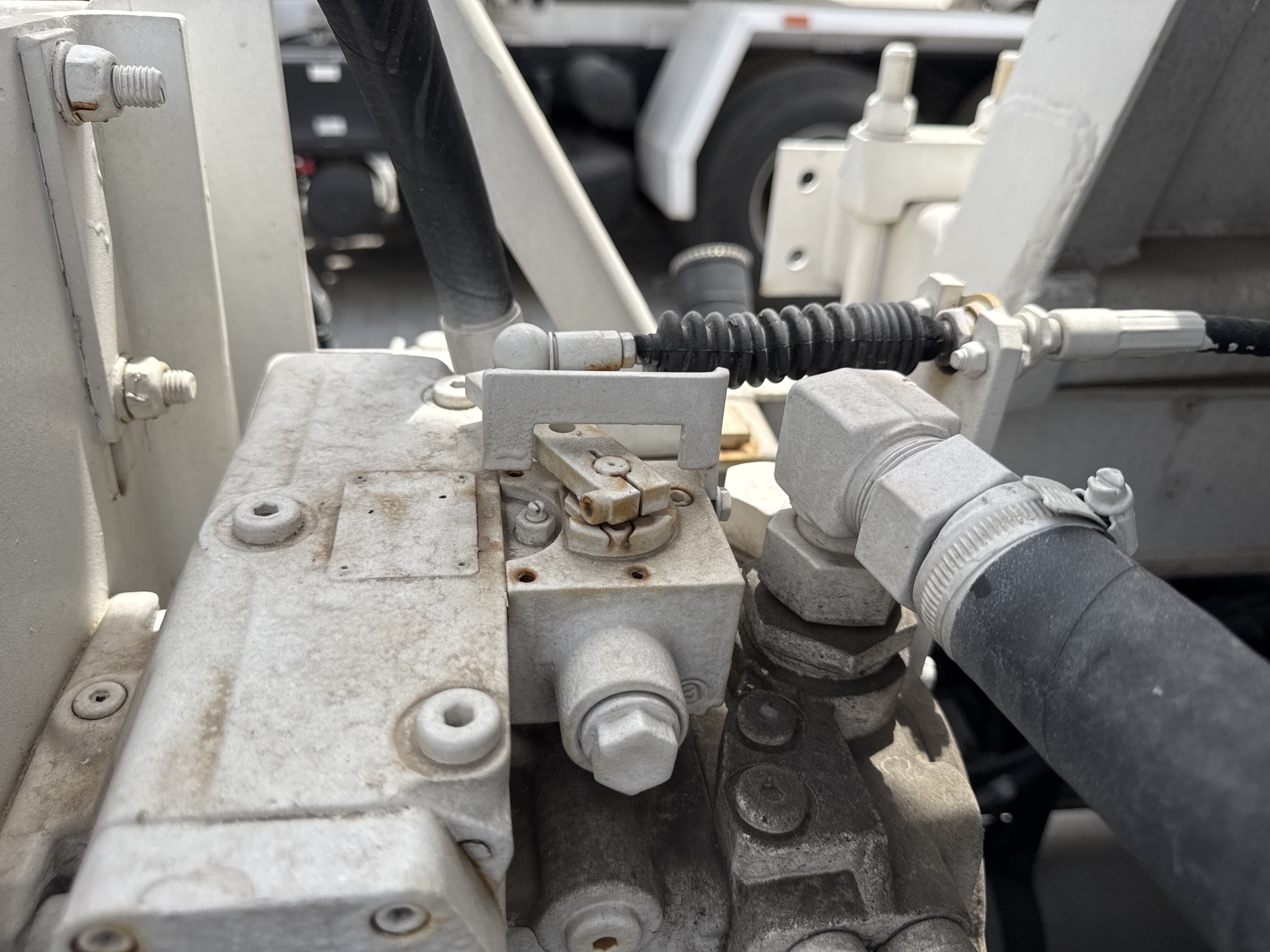 CMT-002-MAN-CLA-26.280-Concrete-mixer-trucks-inspection-Hydraulics-Main-control-valve-(MCV)-1