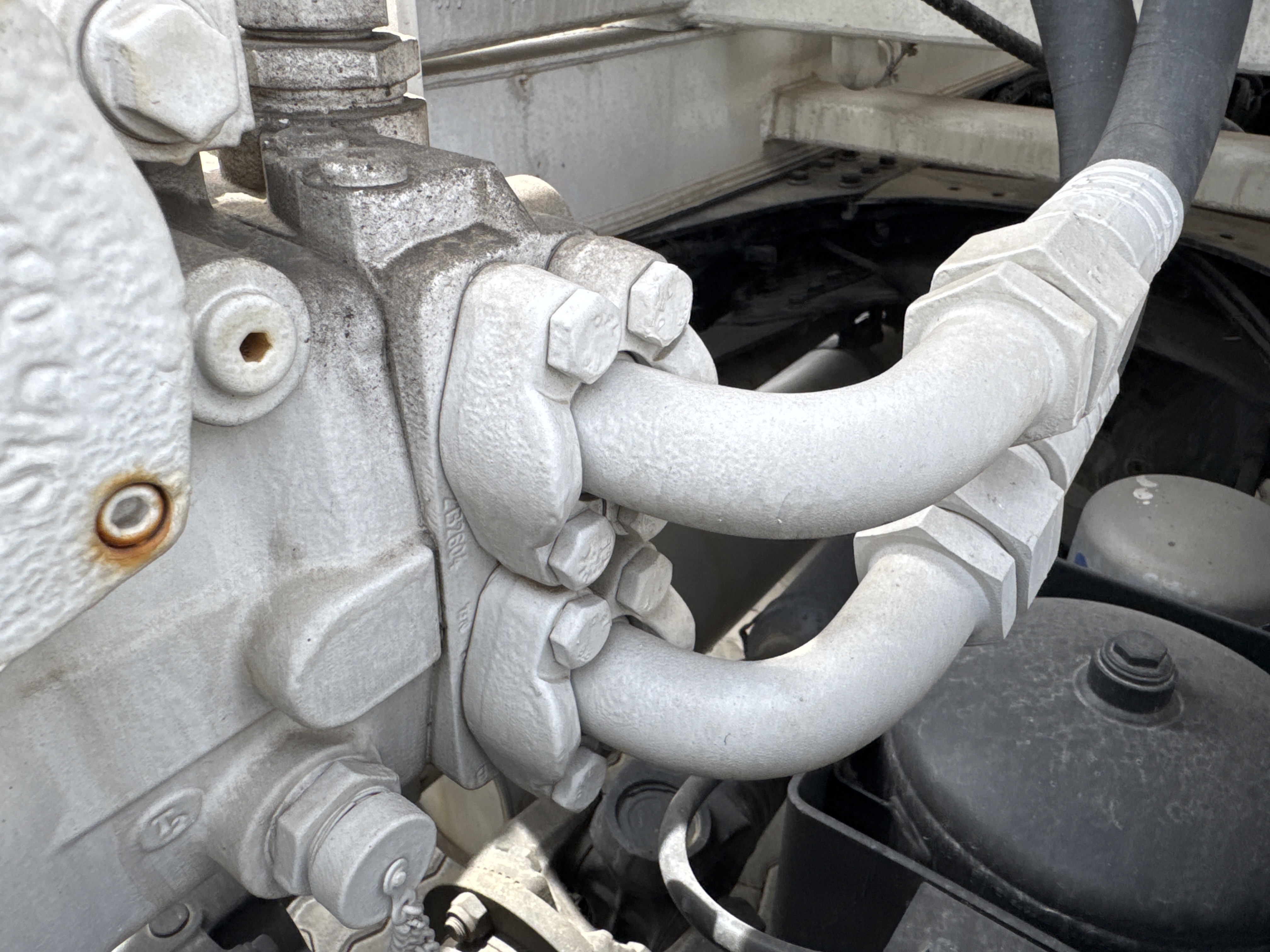 CMT-002-MAN-CLA-26.280-Concrete-mixer-trucks-inspection-Hydraulics-Main-control-valve-(MCV)-1