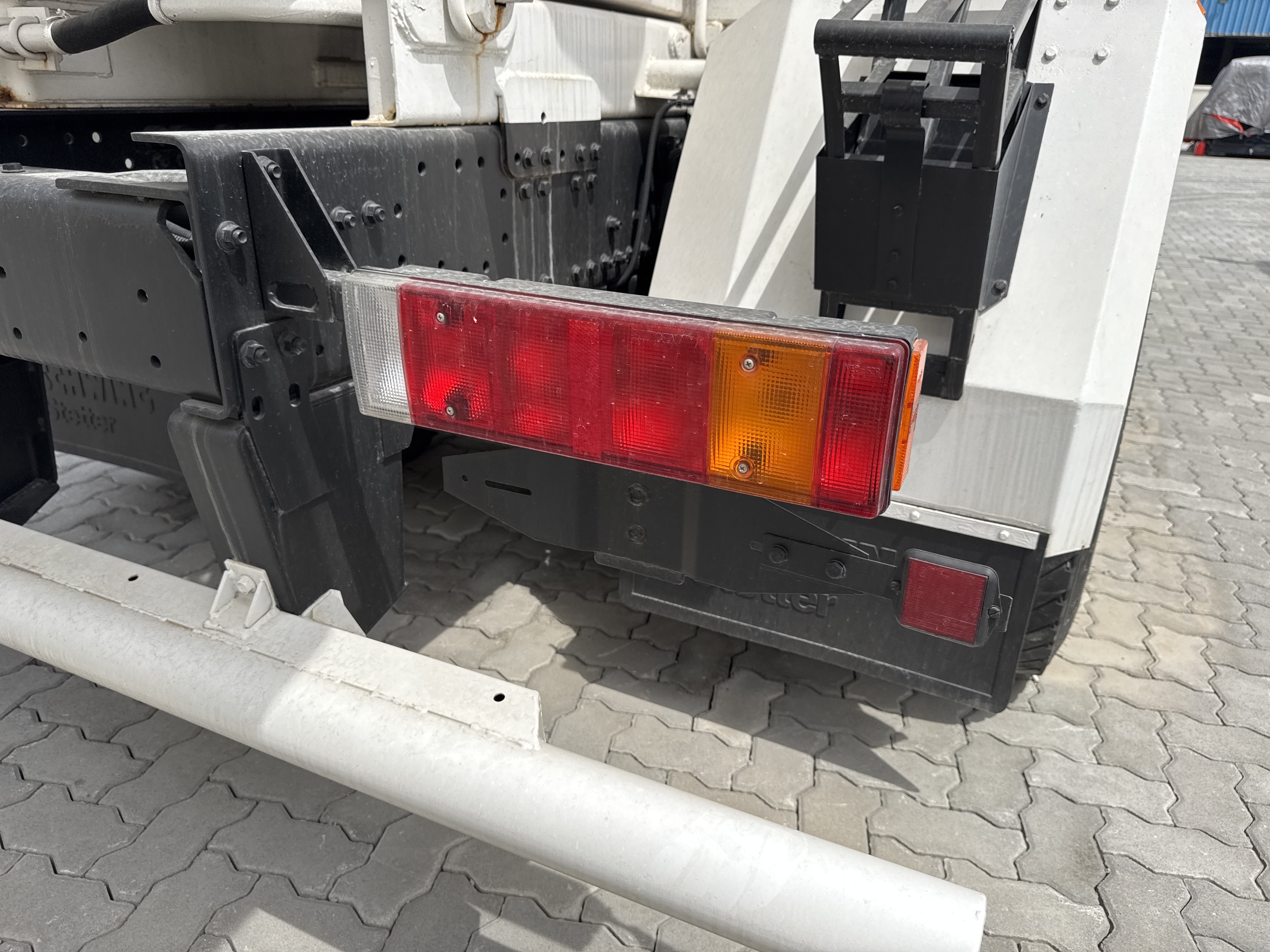 CMT-002-MAN-CLA-26.280-Concrete-mixer-trucks-inspection-Electronics-Lights-and-signals-1