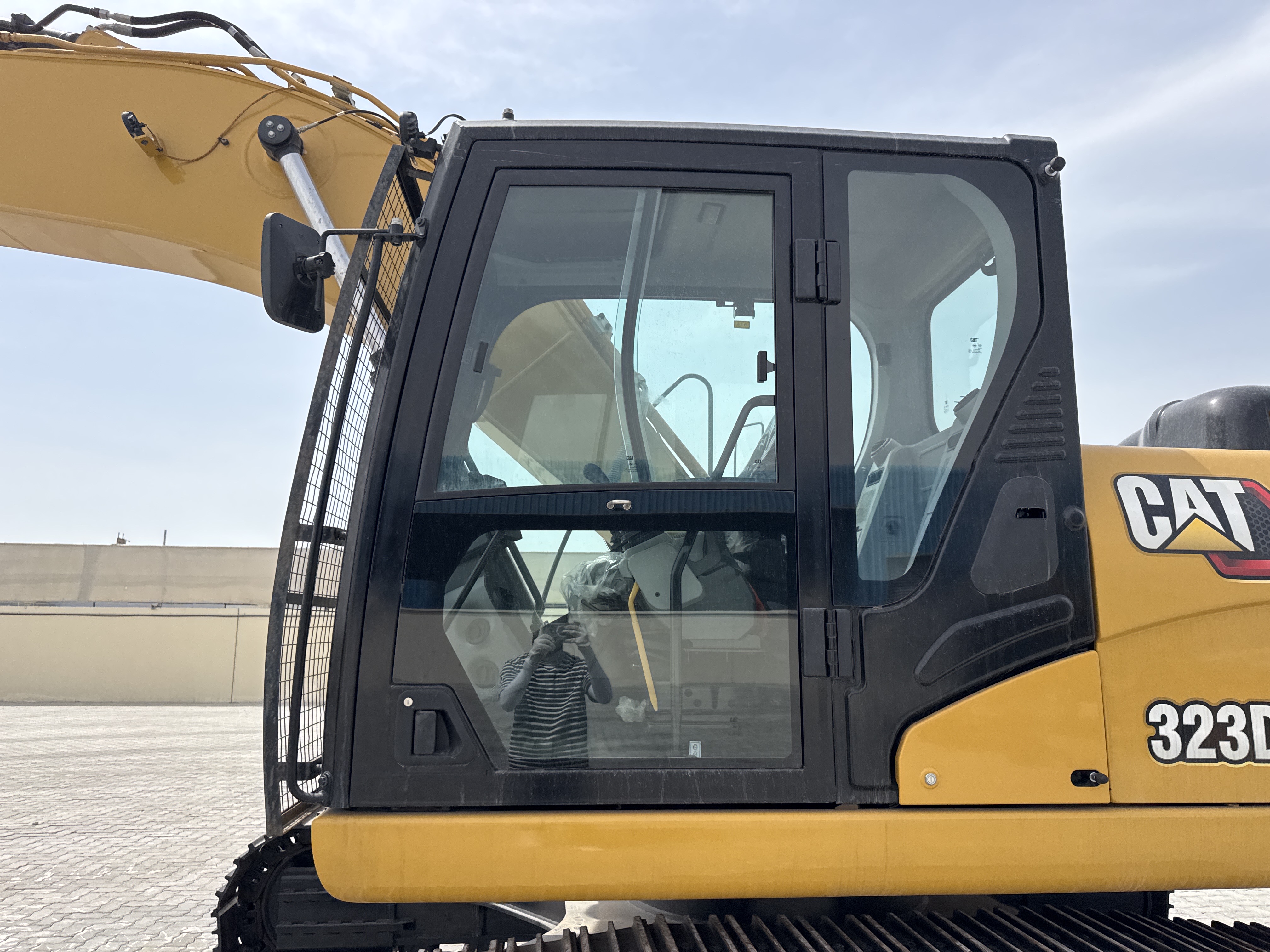 MDX-021-Cat-323D3-Medium-excavators-inspection-Structure-Doors-1