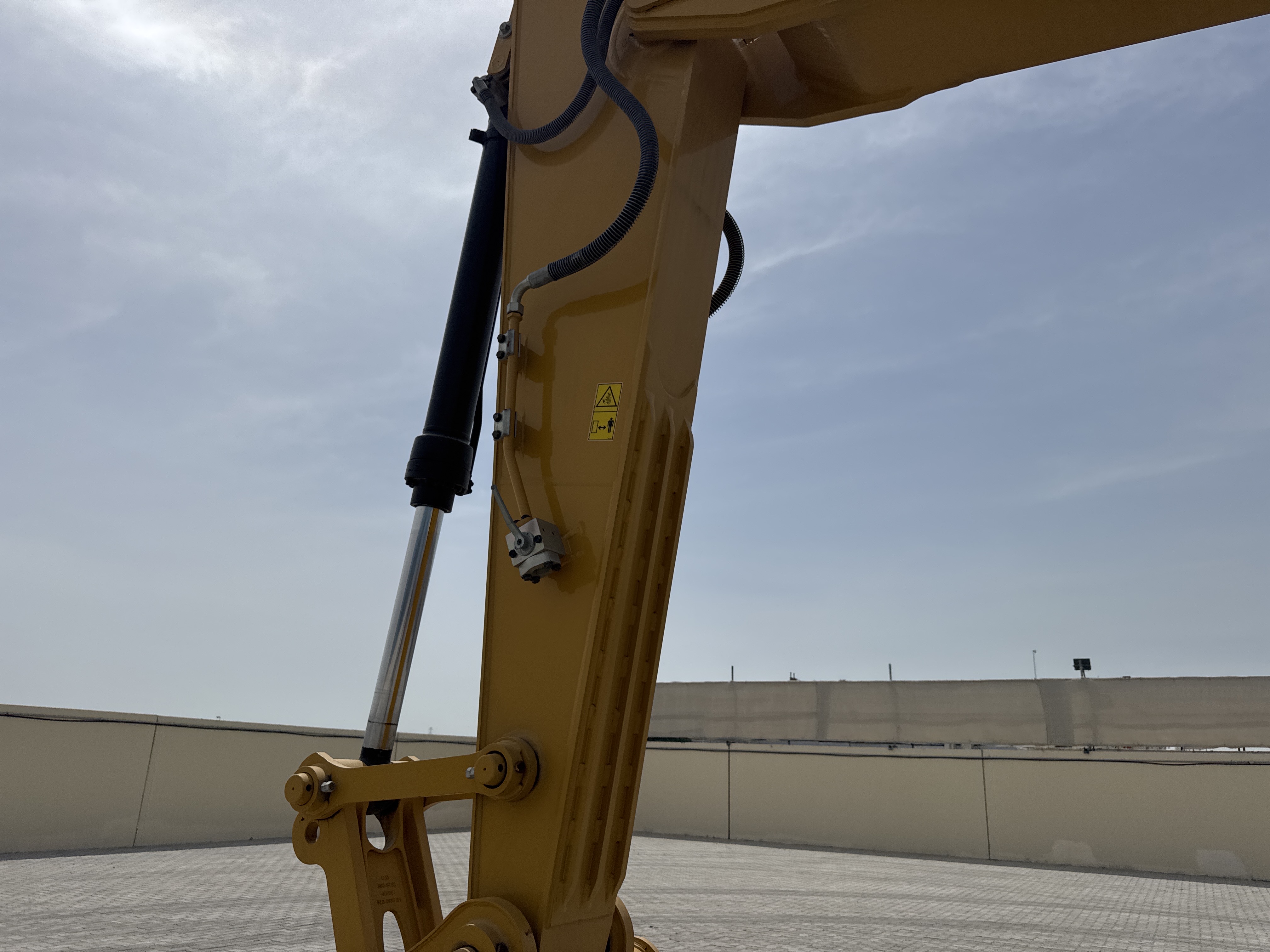 MDX-021-Cat-323D3-Medium-excavators-inspection-Chassis-Stick-1