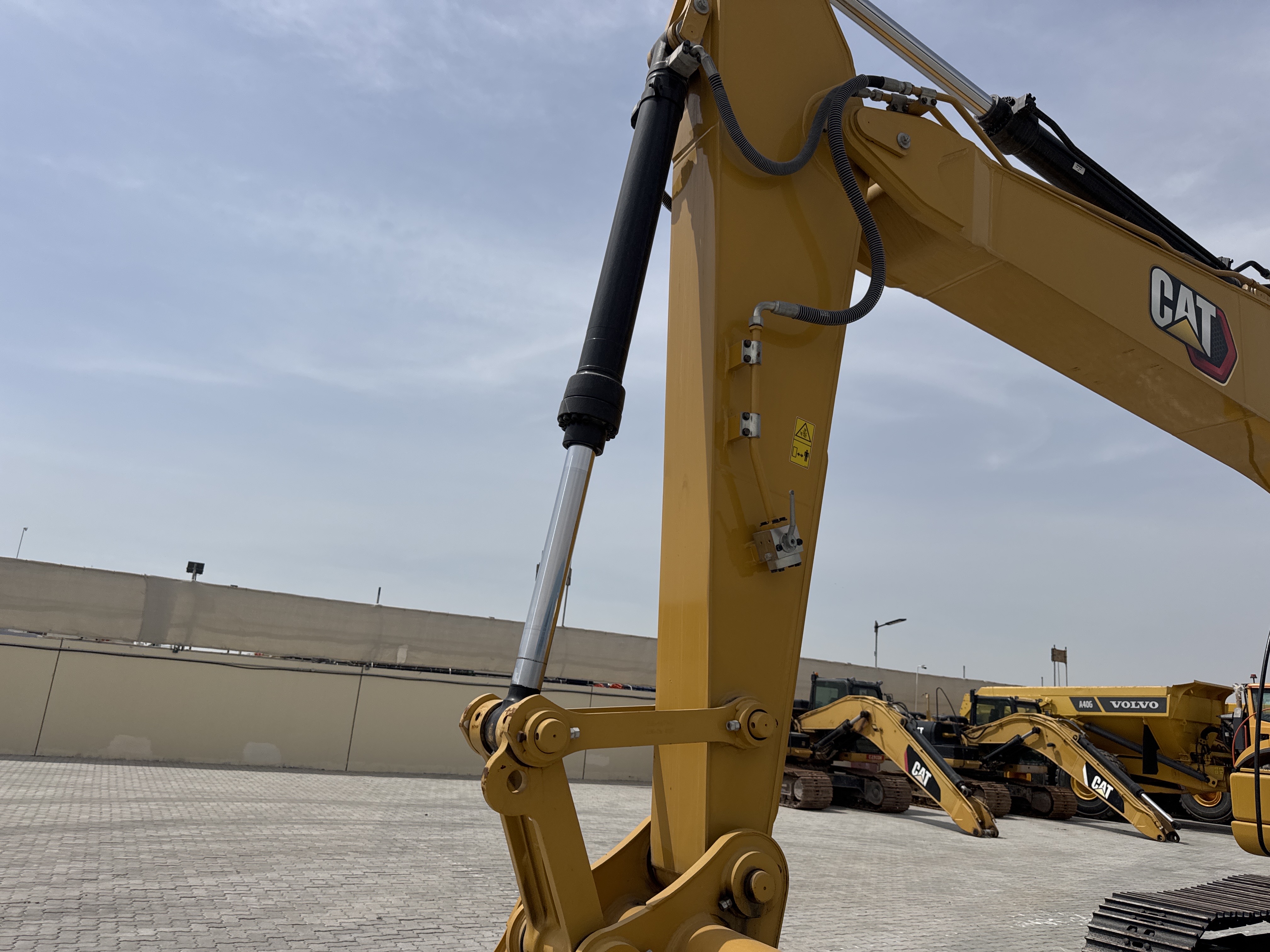 MDX-021-Cat-323D3-Medium-excavators-inspection-Chassis-Stick-1
